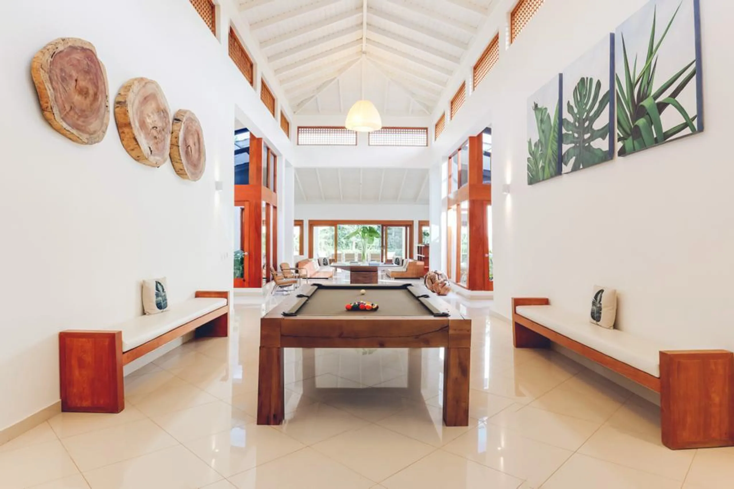 Grandiose Tropical Estate with Private Pool and Home Theater — photograph 6