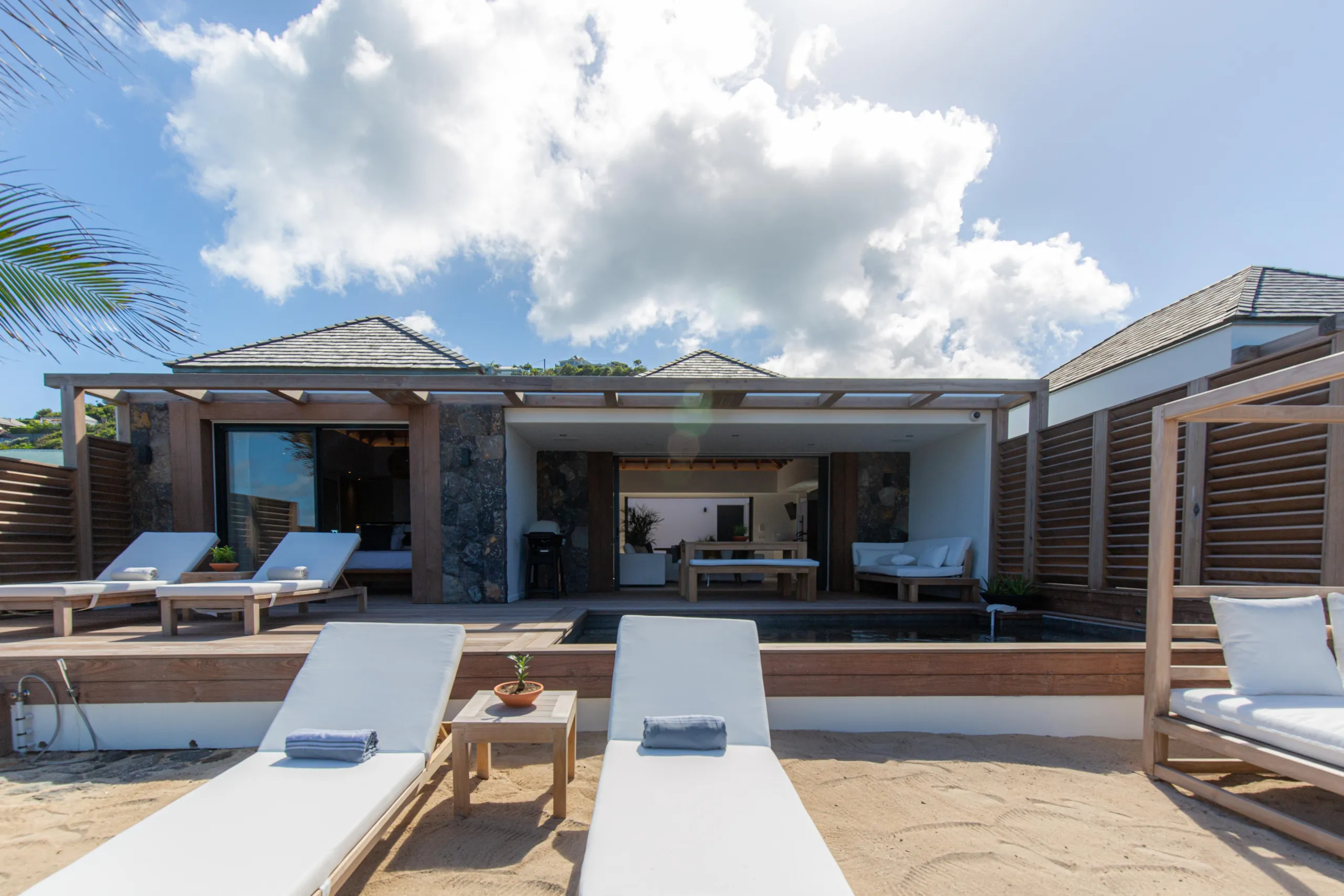 Exquisite Beachfront Villa with Private Pool and Fitness Room — photograph 2