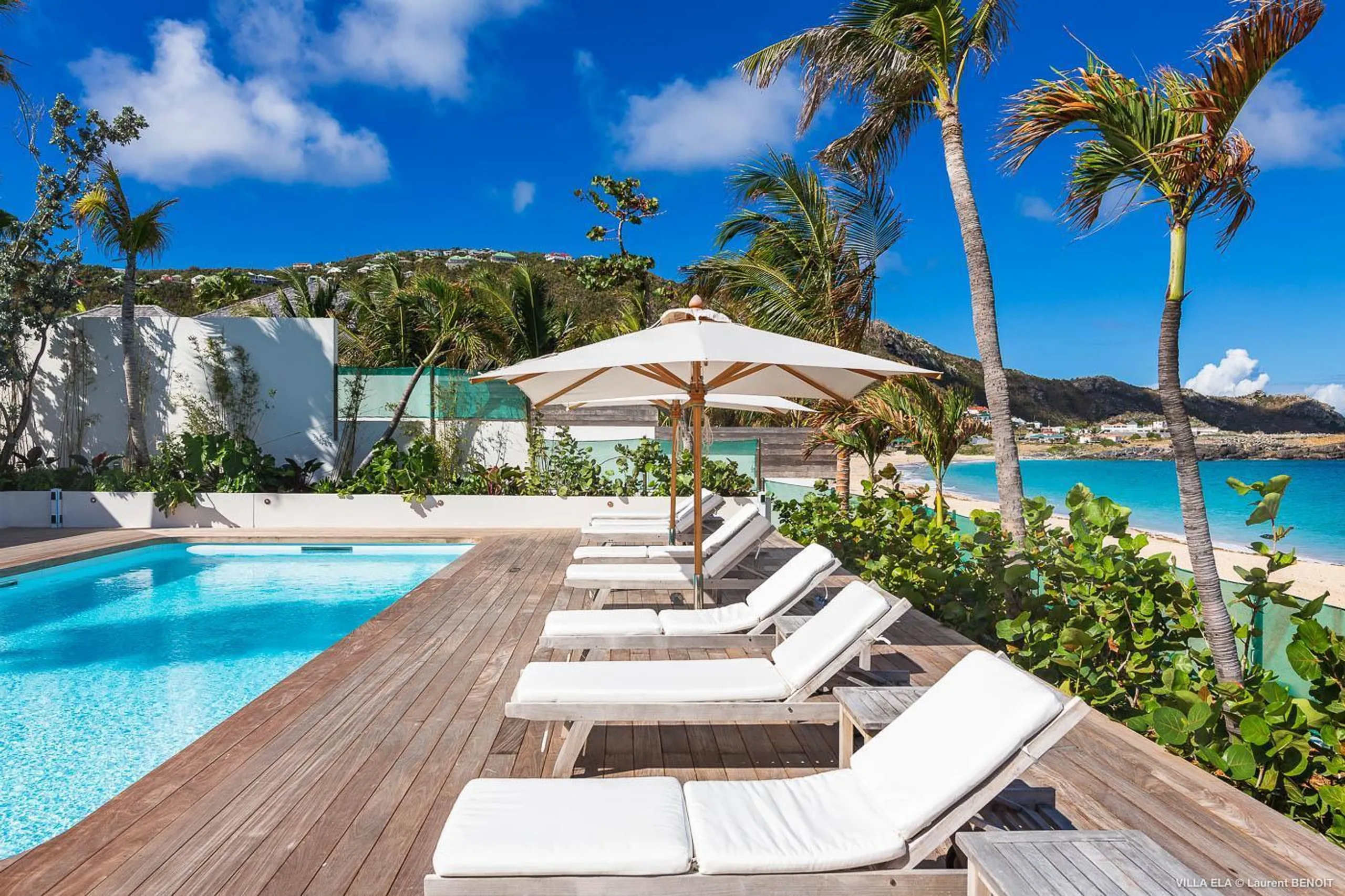 Majestic Beachfront Villa with Tennis Court, Private Pool and Walks to Ocean — photograph 3