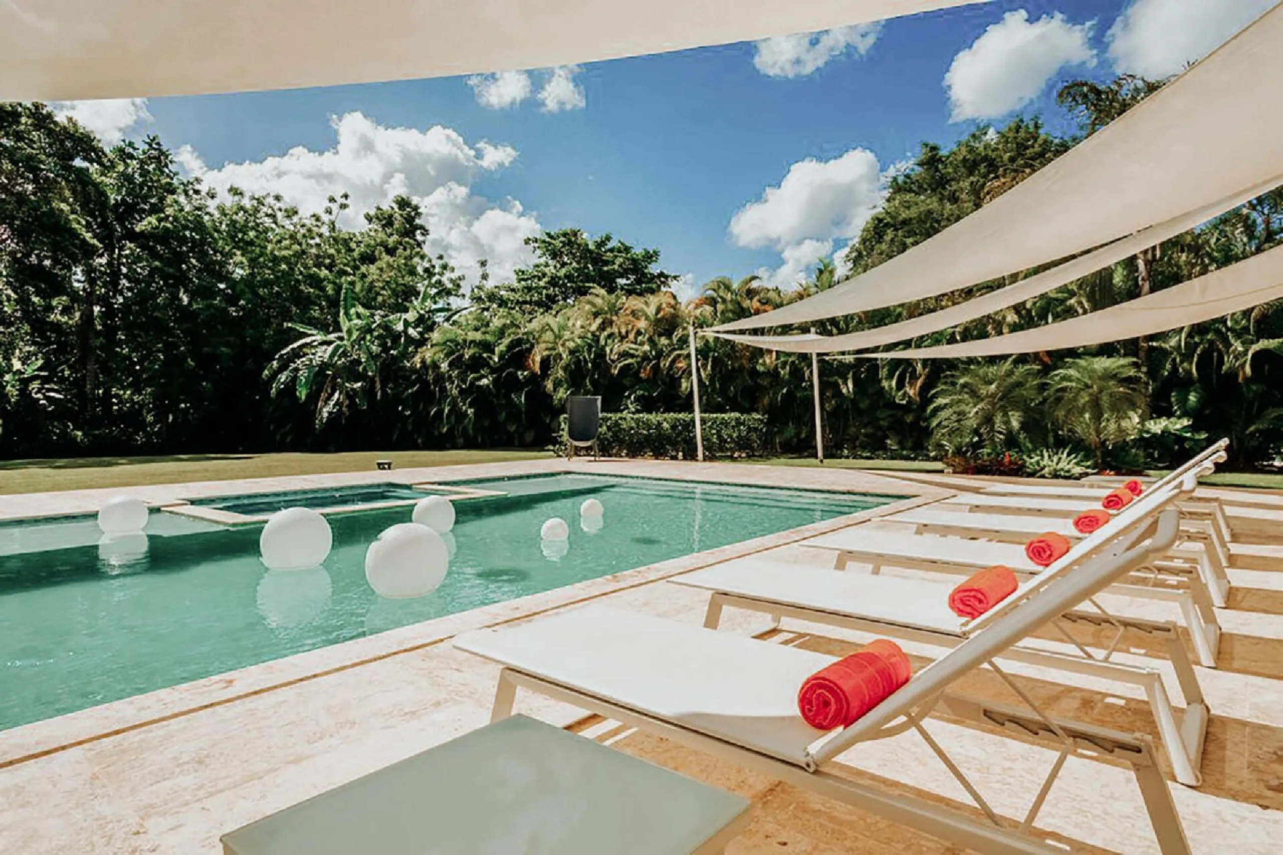 Contemporary Luxe Villa with Private Pool and Beach Access — photograph 2