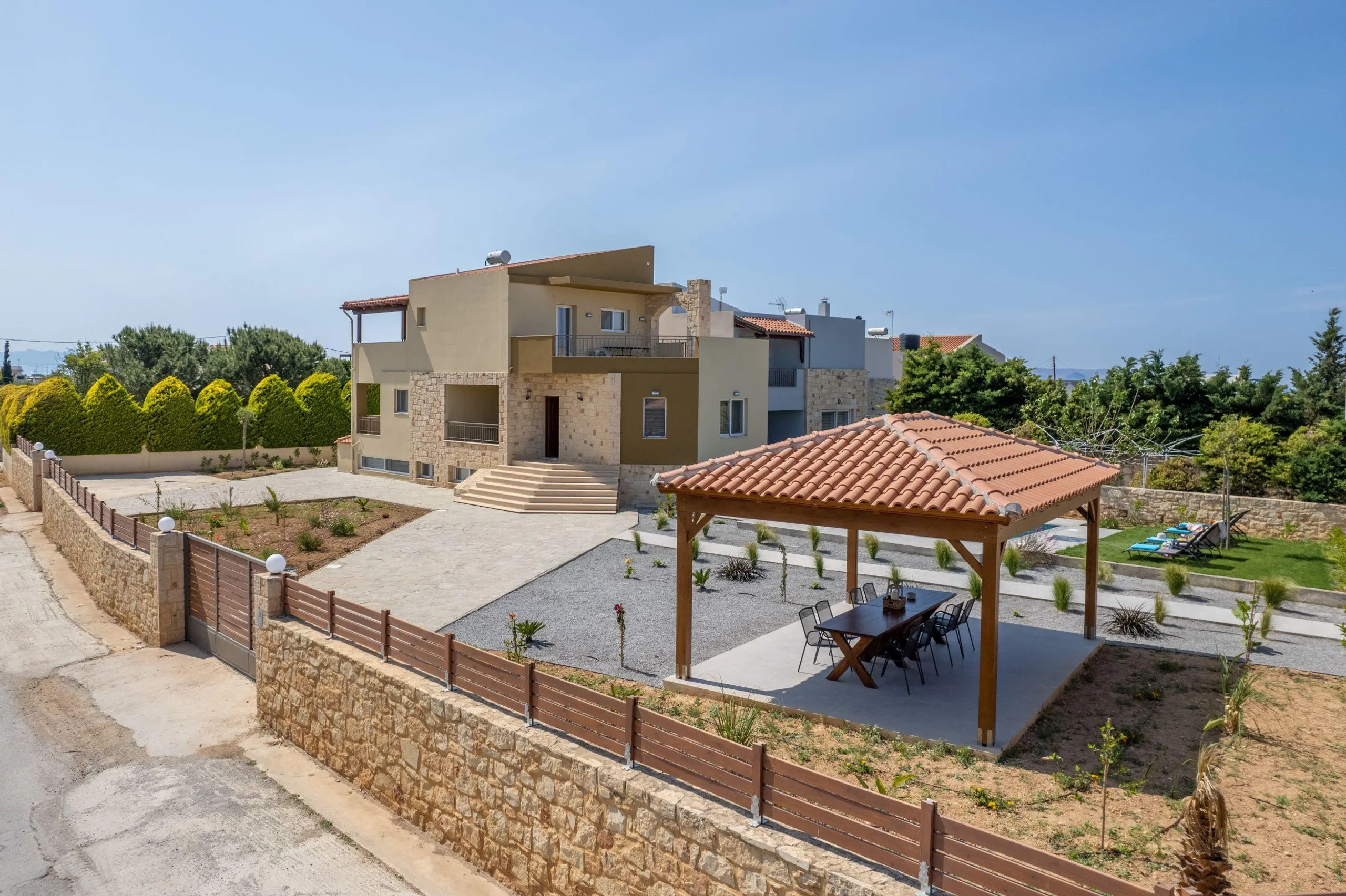 Richly Textured Pelekita Estate with Private Pool and Gazebo — photograph 2