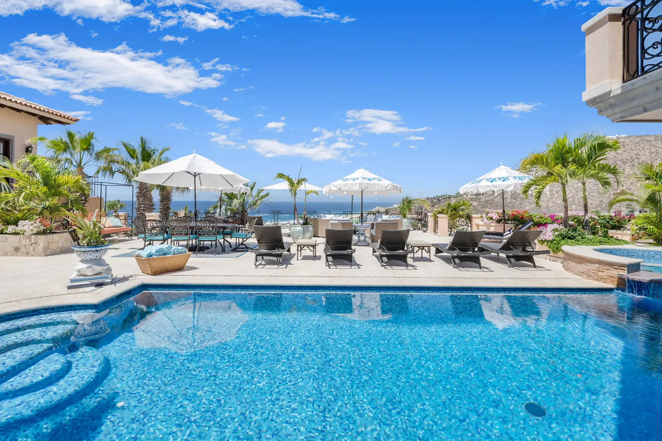Opulent 9-Bedroom Villa with Private Pools, and Ocean Views — photograph 2