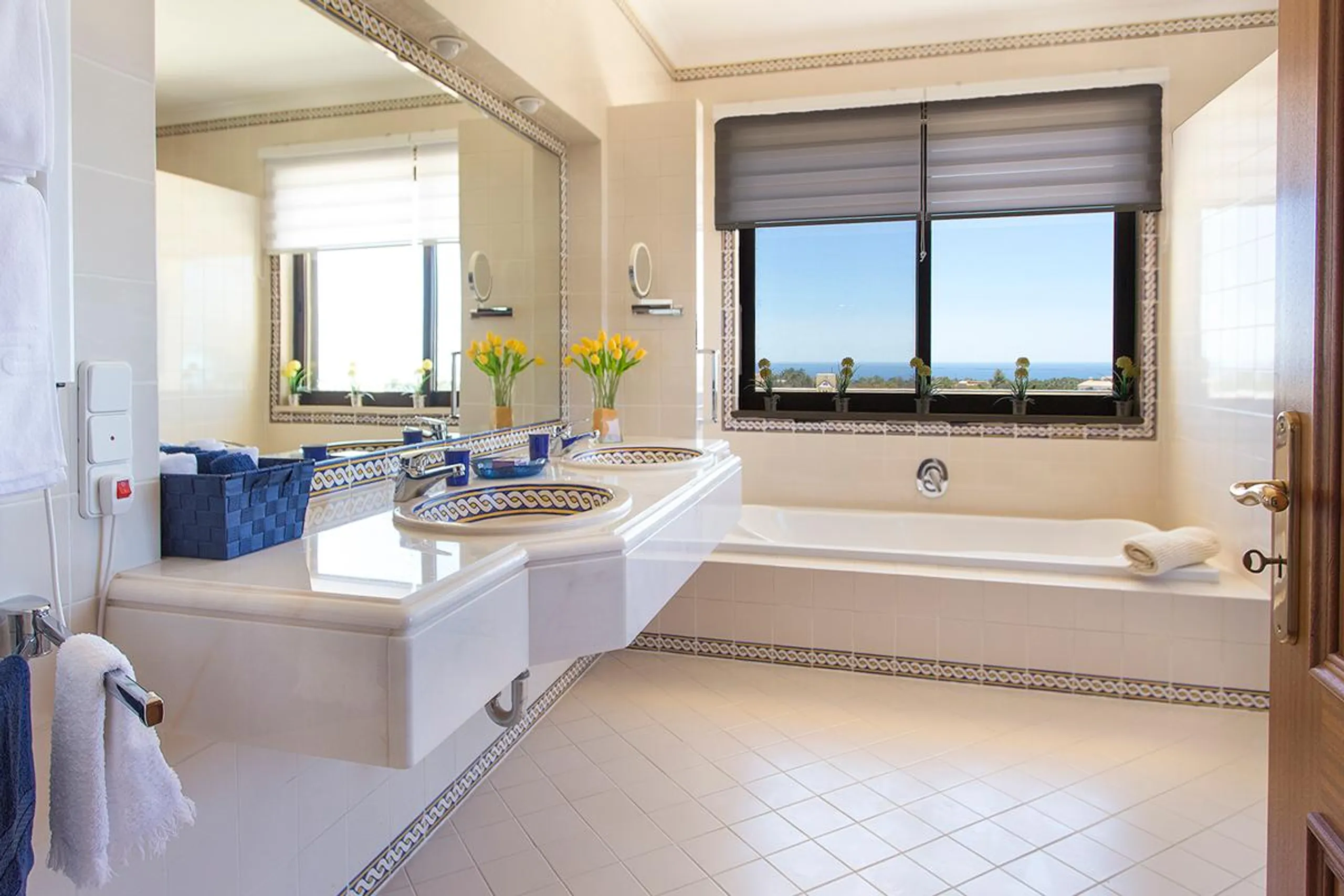 Extraordinary Modern Villa with Private Pool and Panoramic Sea Views — photograph 8