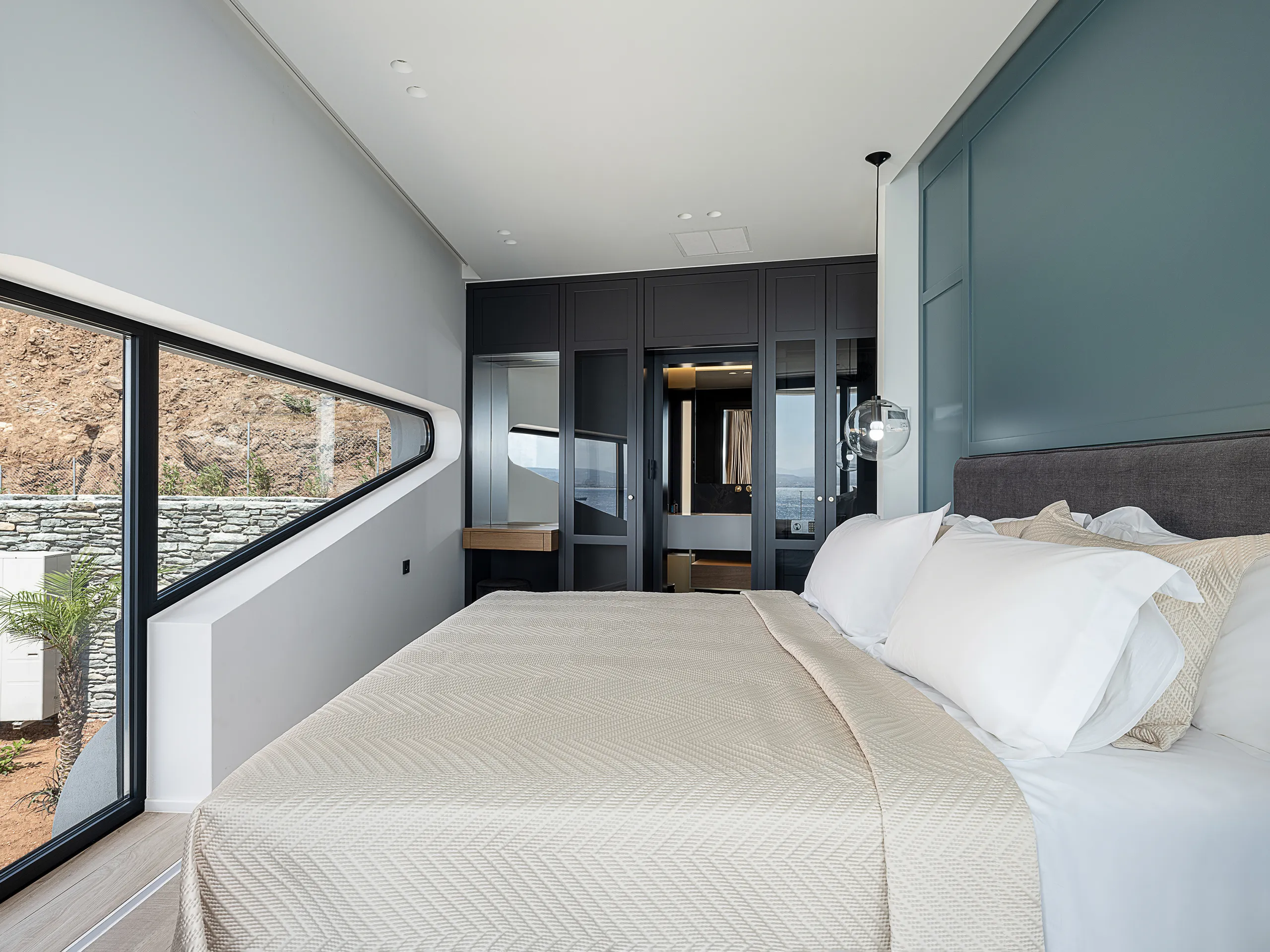 Luxurious Seafront Getaway with Infinity Pool, Fireplace and Stunning Views — photograph 9