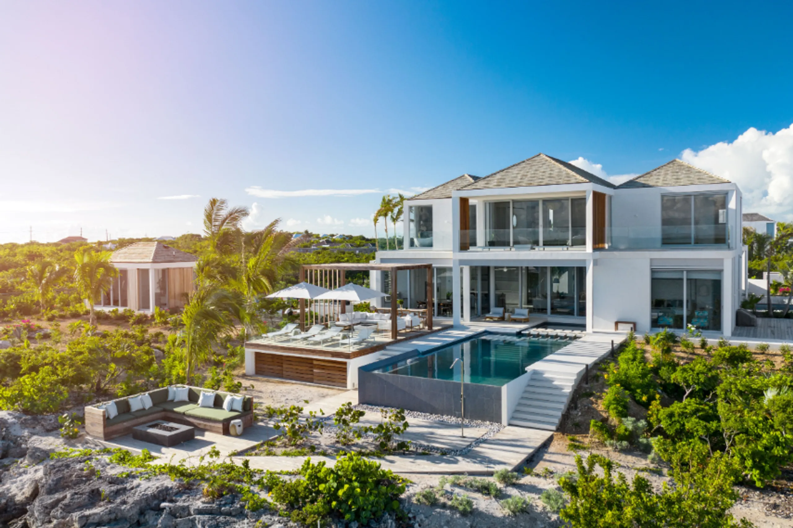 Exceptional Luxury Villa with Heated Infinity Pool and Panoramic Ocean View — photograph 2