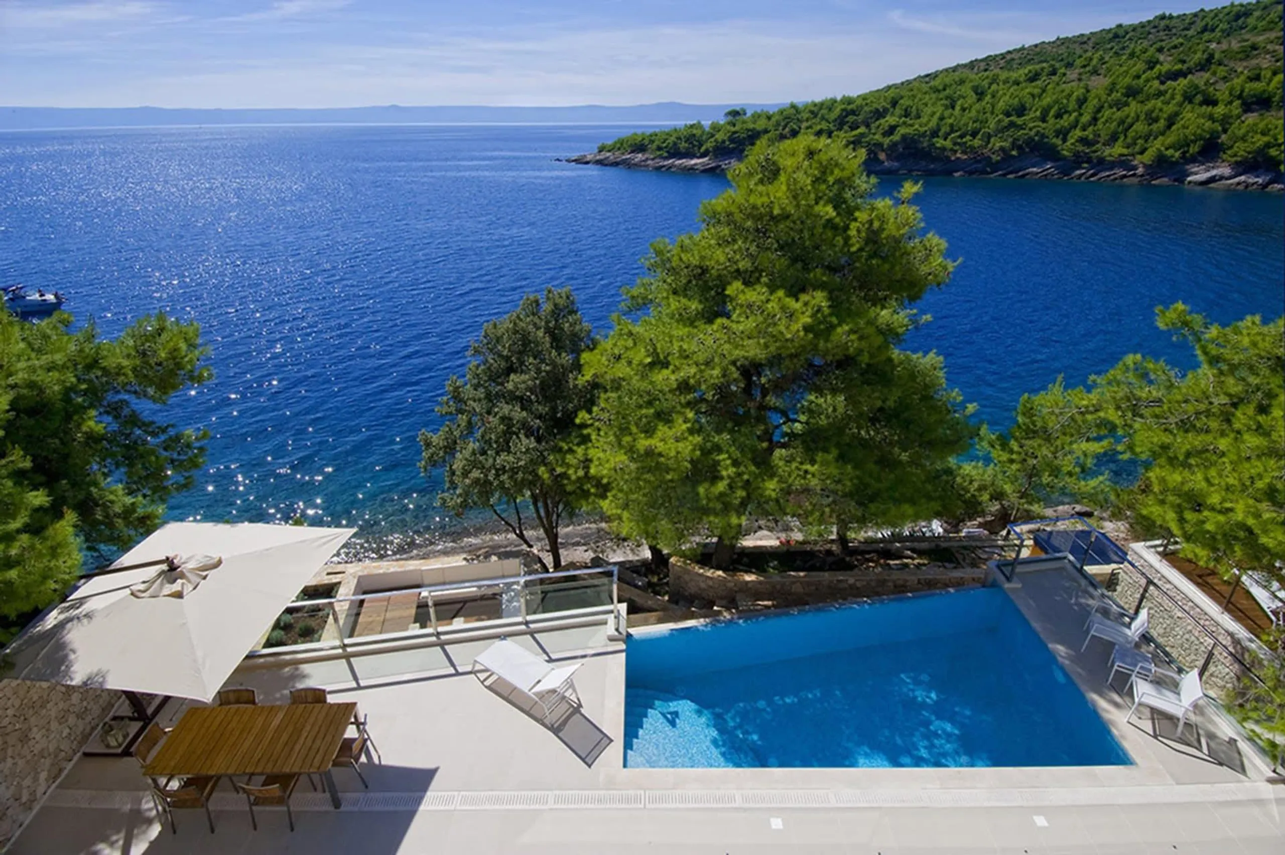 High End Waterfront Villa With Jacuzzi, Puntinak