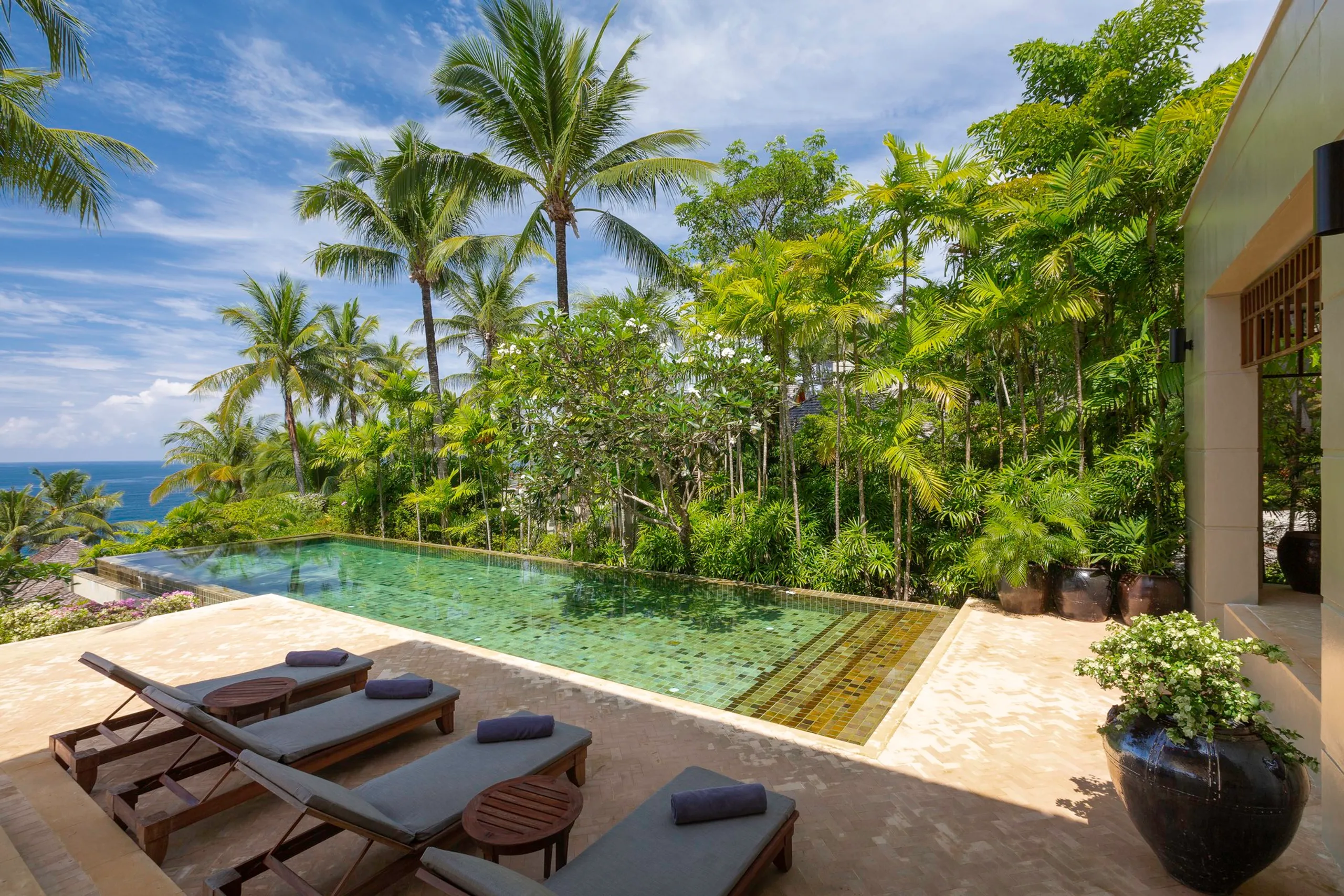 Exquisite Phuket Villa with Invigorating Pool — photograph 4