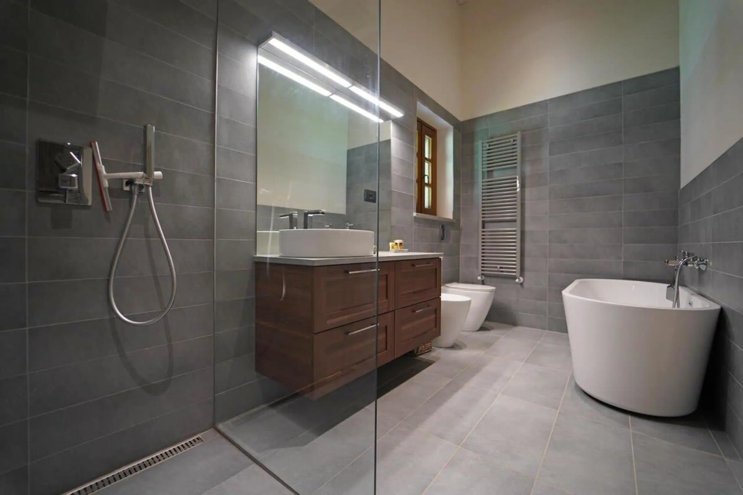 Charming Restored Farmhouse with Invigorating Pool — photograph 10