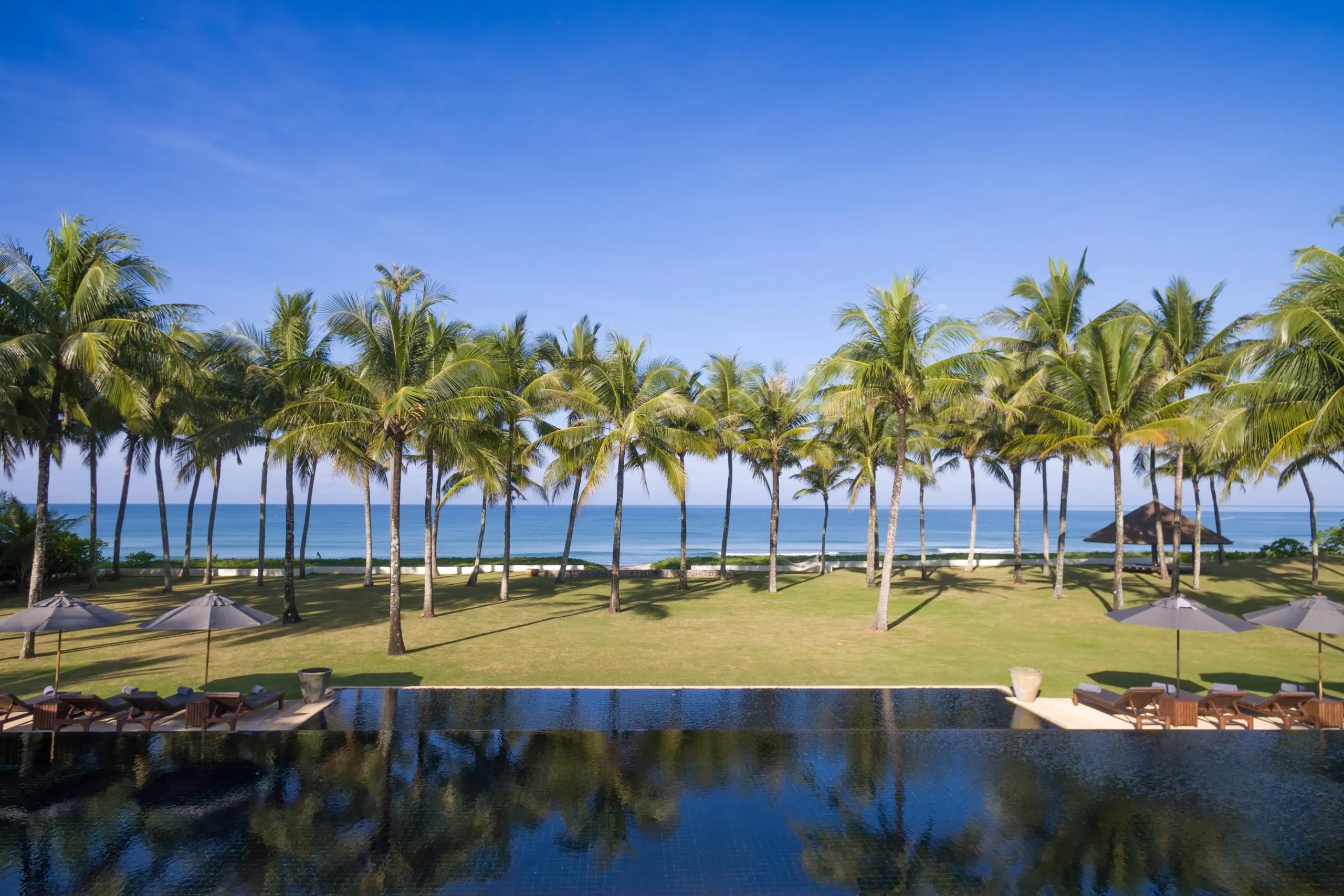 Refined 6 BR Villa with Walks to Beach — photograph 2