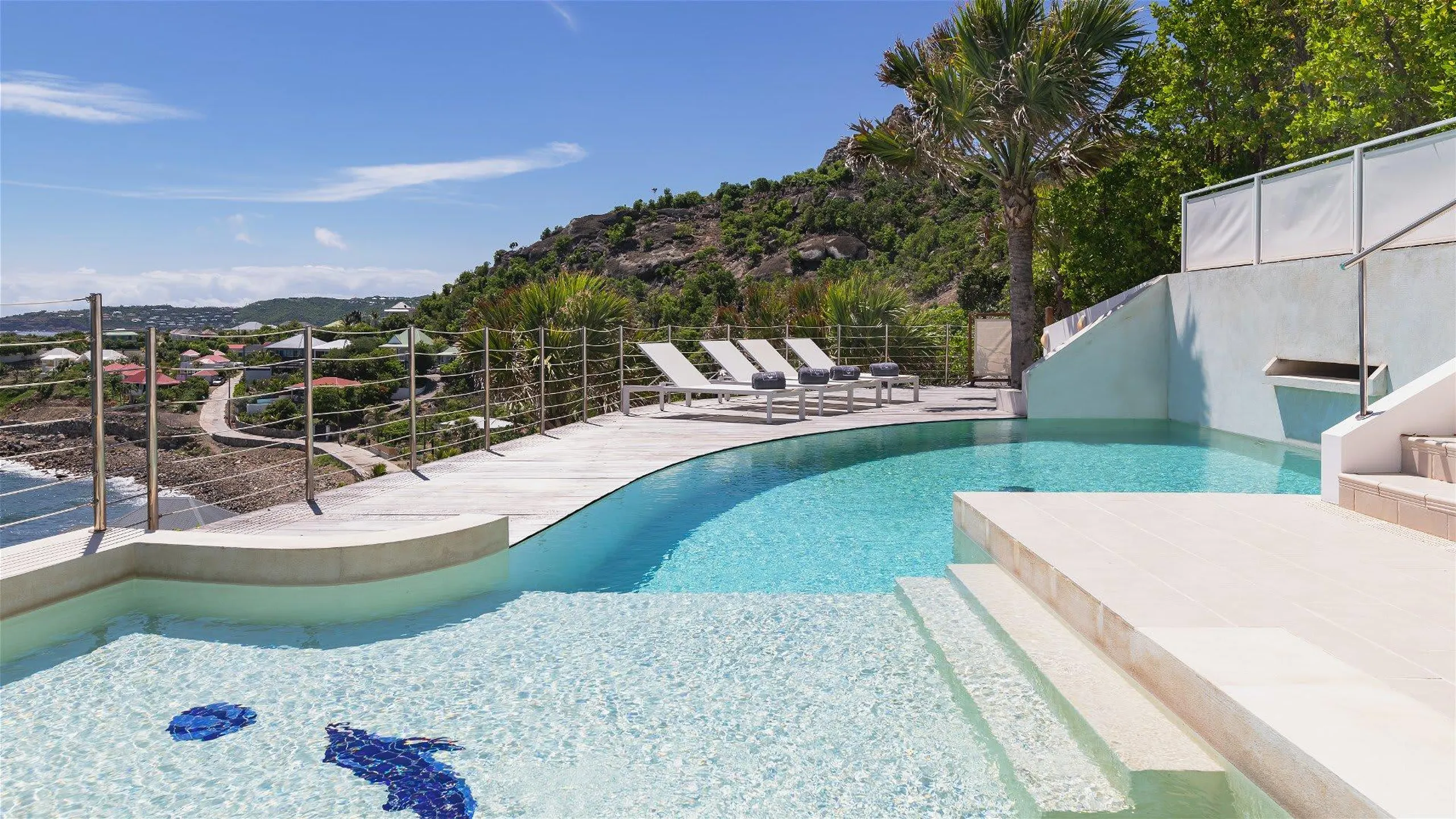 Luxurious Hillside Villa with Pool and Panoramic View — photograph 4