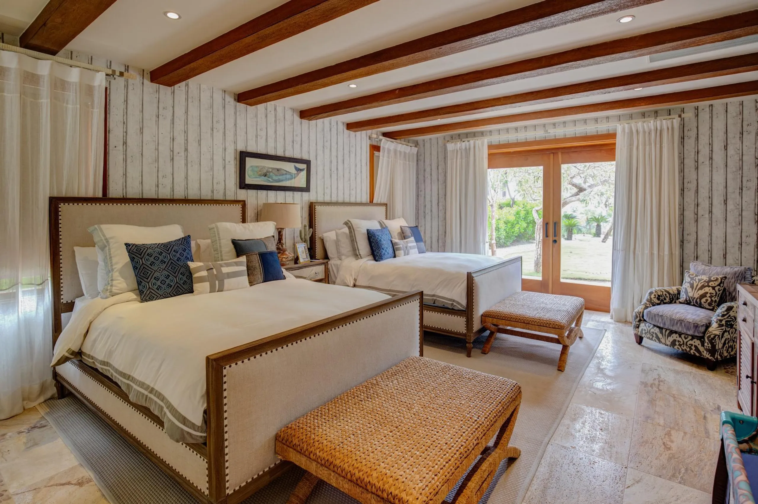 Alluring Four Bedroom Tropical Designed Villa with Private Pool and Greenery — photograph 12