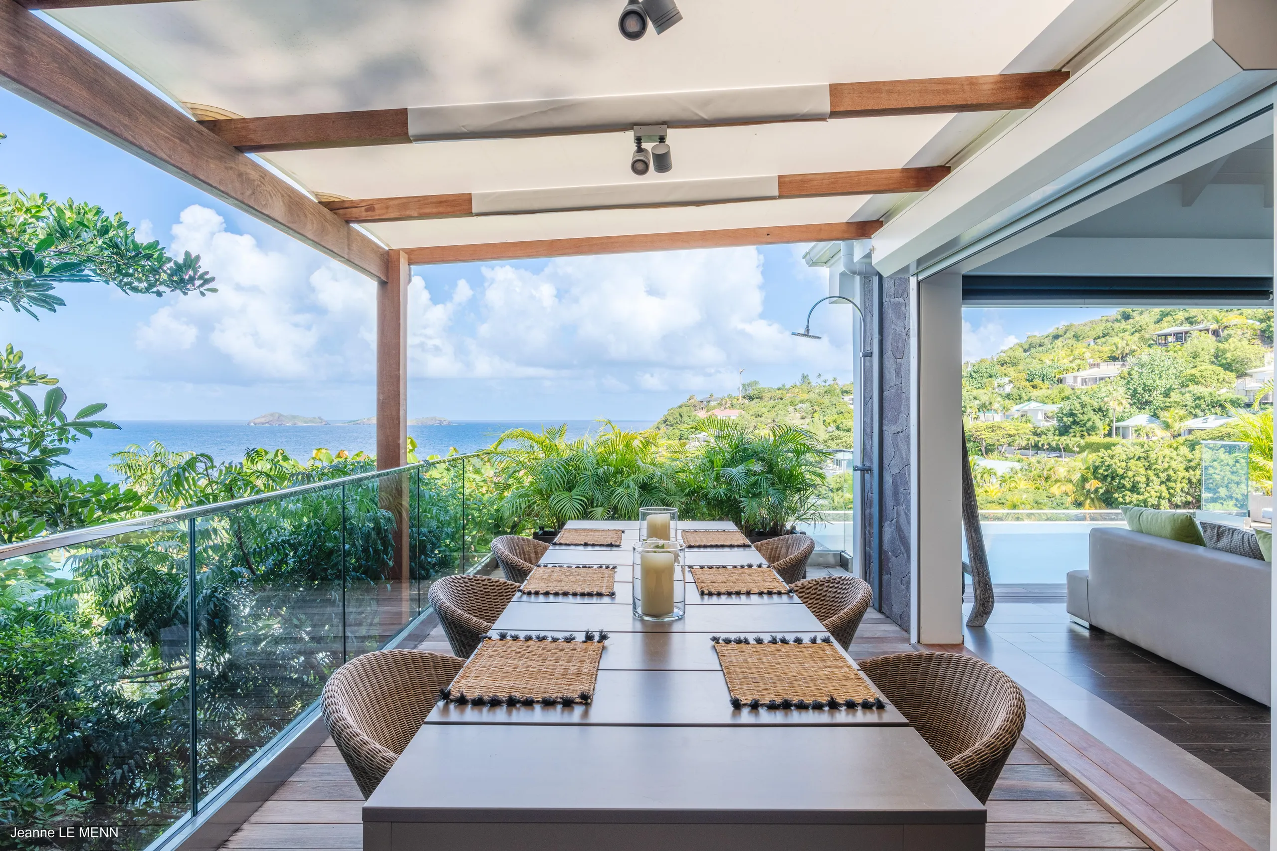 Breathtaking Beachfront Villa with Infinity Edge Pool and Patio Dining — photograph 4