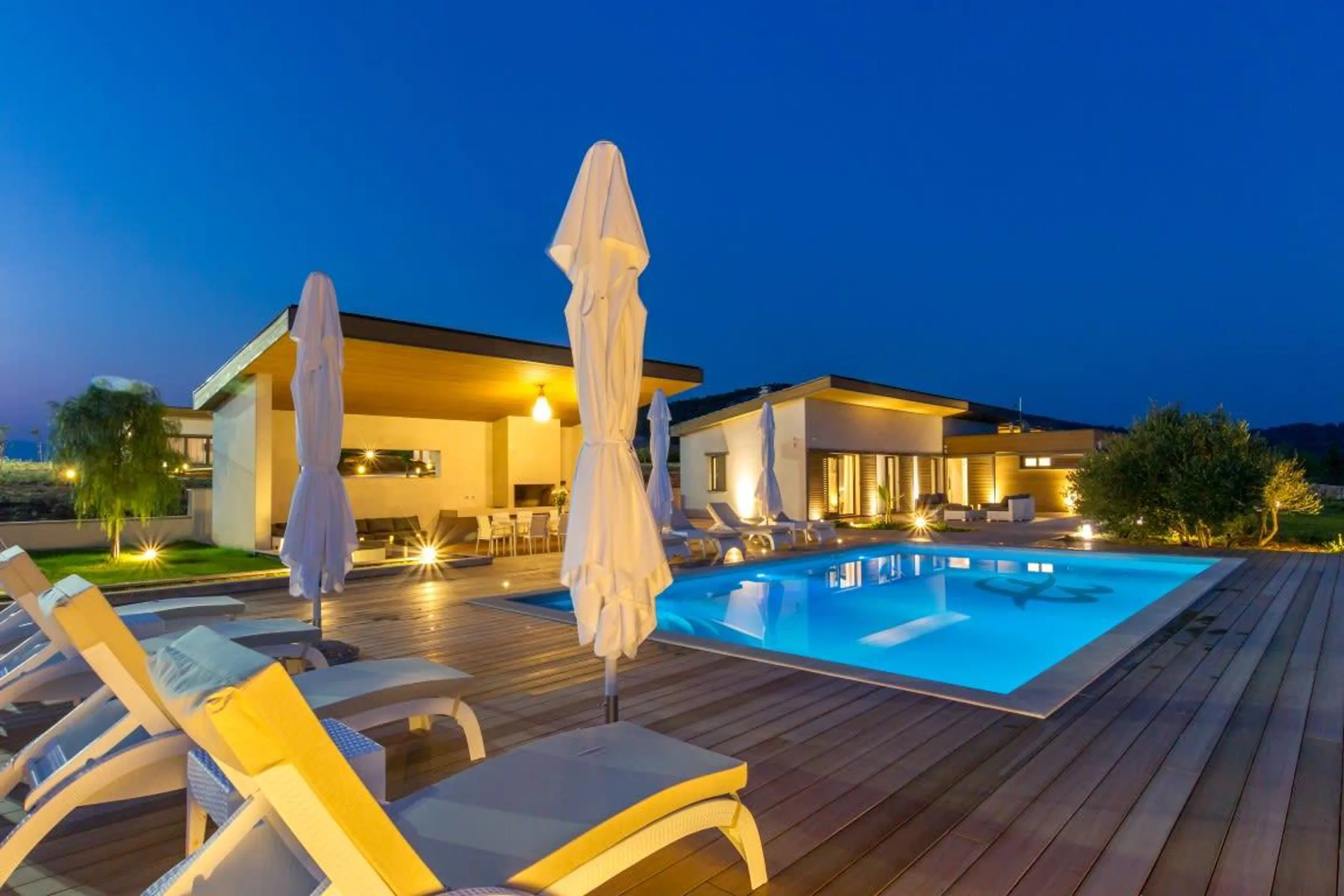 Impressive Mediterranean Villa with Pool — photograph 3