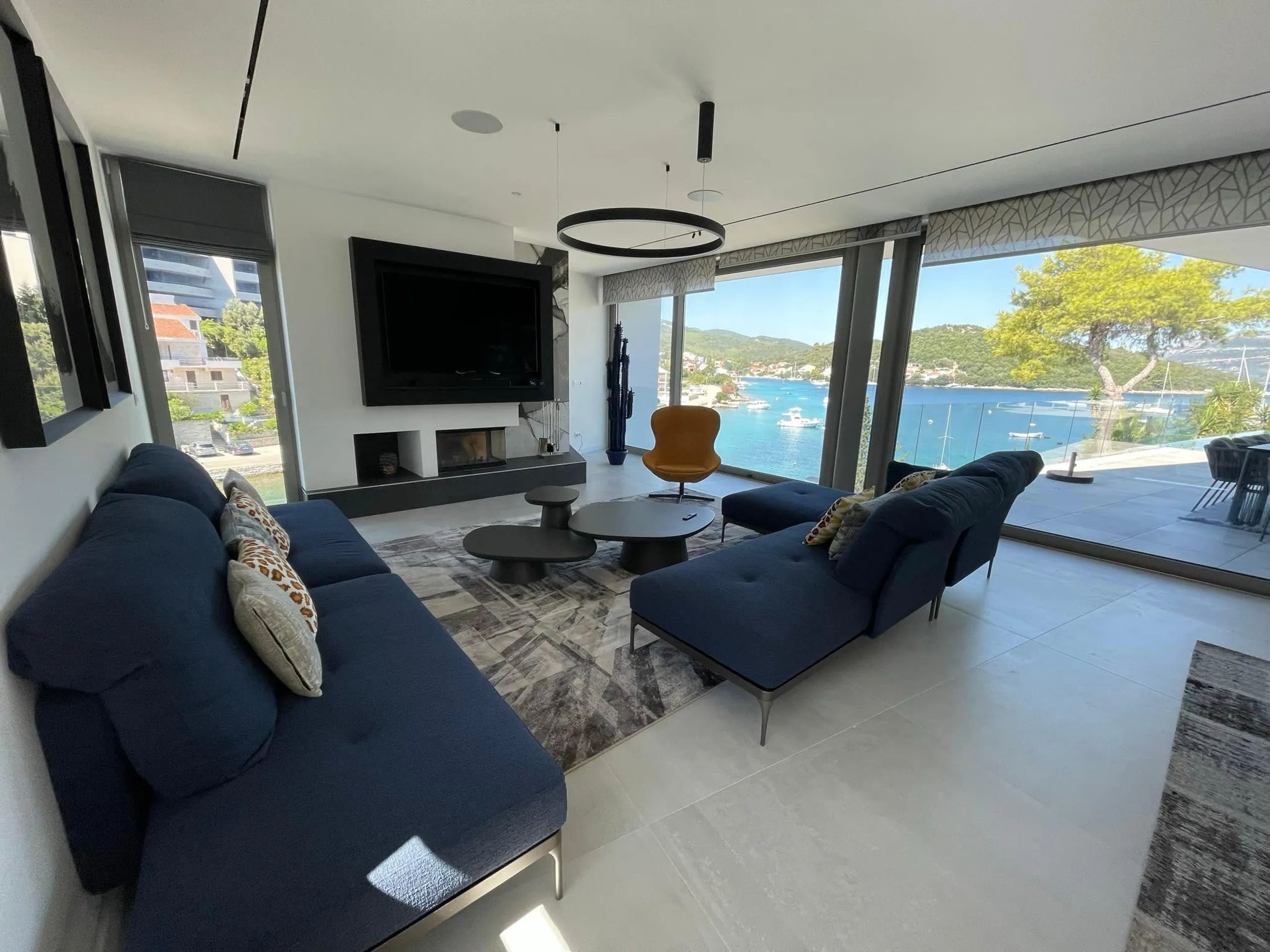 Luxury Zrnovo Bay Villa with Infinity pool — photograph 4