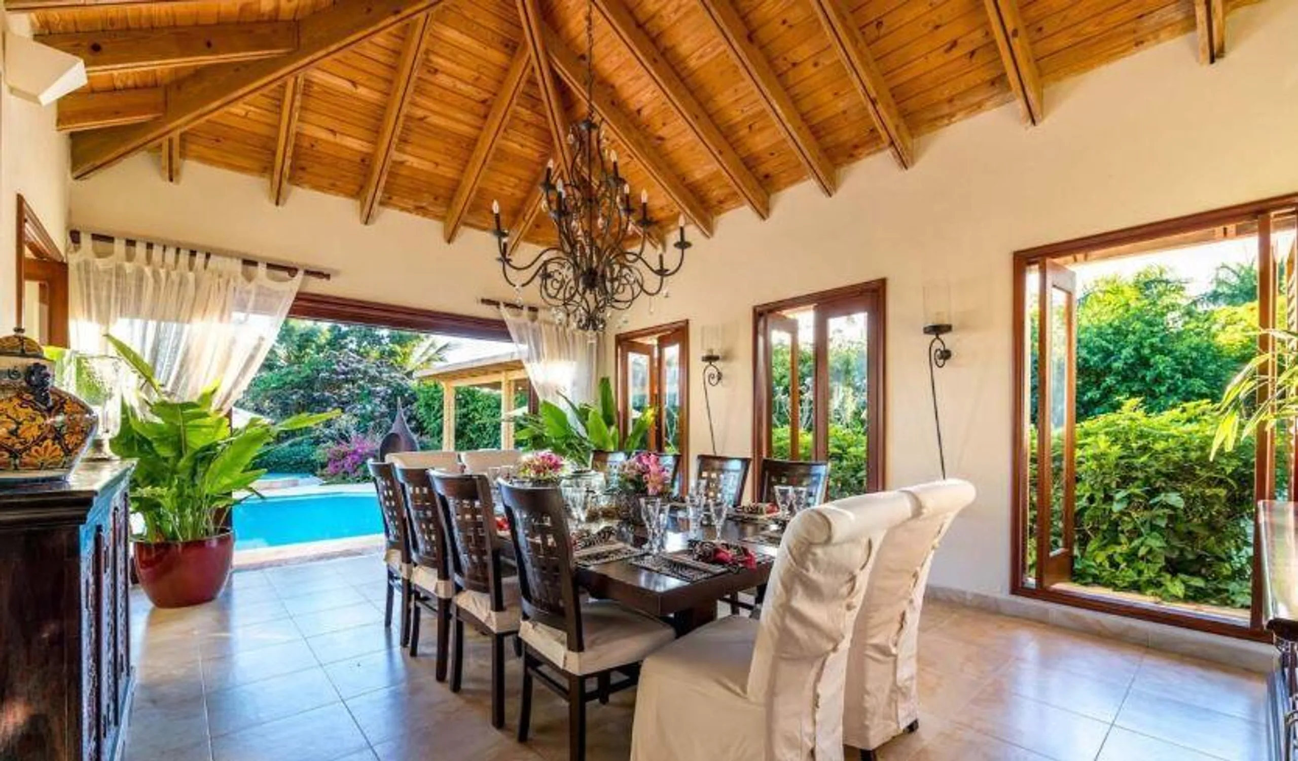 Casa de Campo's High-ceilinged Villa in a Lush Green Garden with the Scent of Jasmine — photograph 3