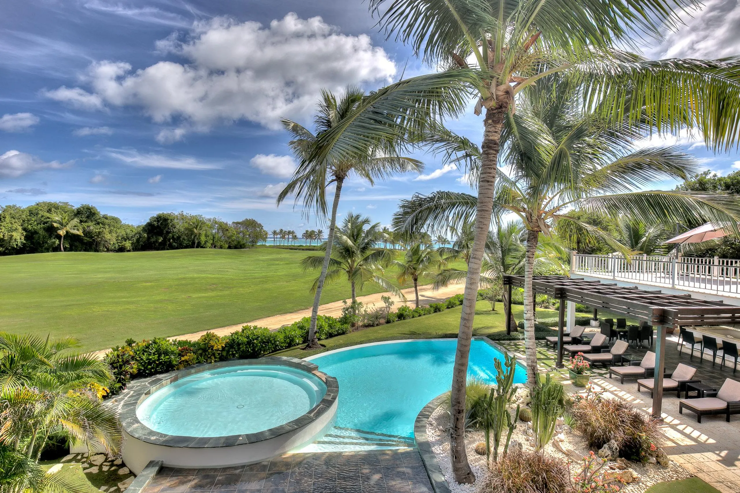 Stunning 13 Bedroom Estate with Private Pool, Garden and Golf Course Views — photograph 3