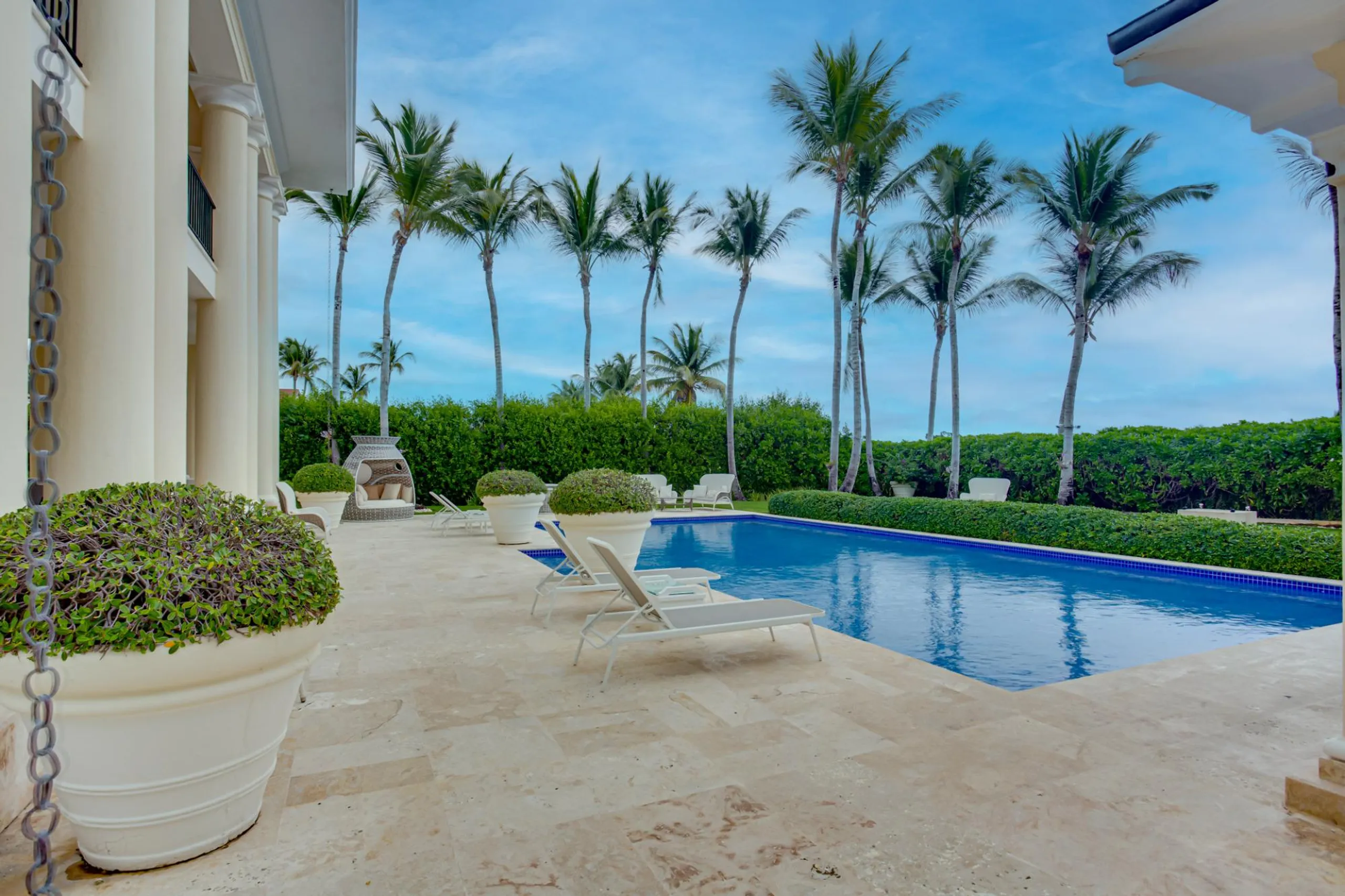 Majestic 7 Bedroom Villa with Private Pool and Lush Surroundings — photograph 4