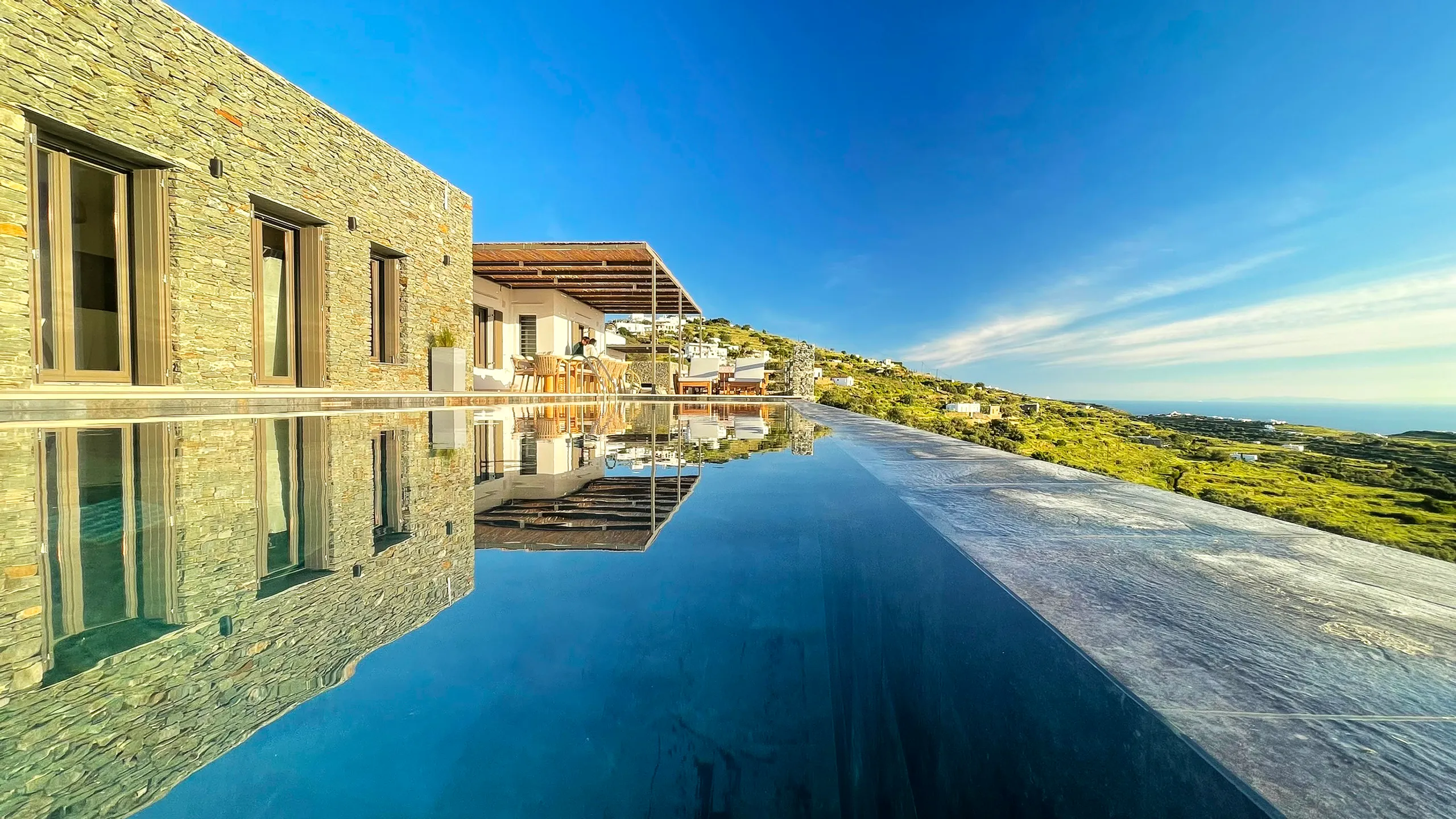 Luxurious Sifnos Getaway with Infinity Pools and Overlooking Vistas — photograph 7