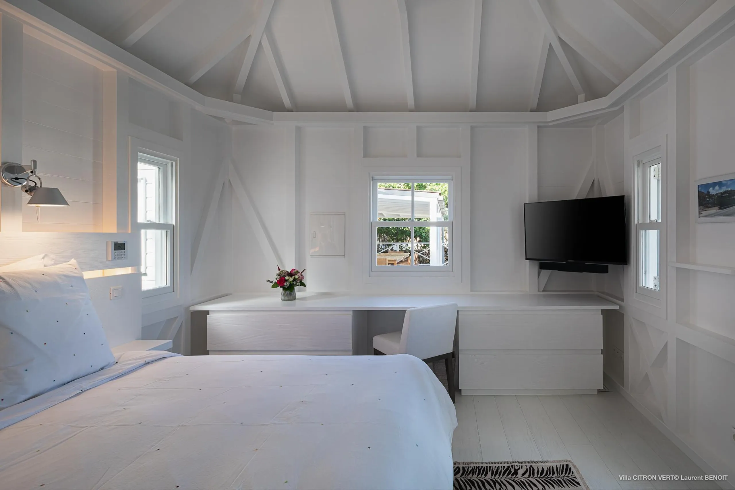 Tranquil Tropical Villa with Ocean Views and Walks to Beach — photograph 8
