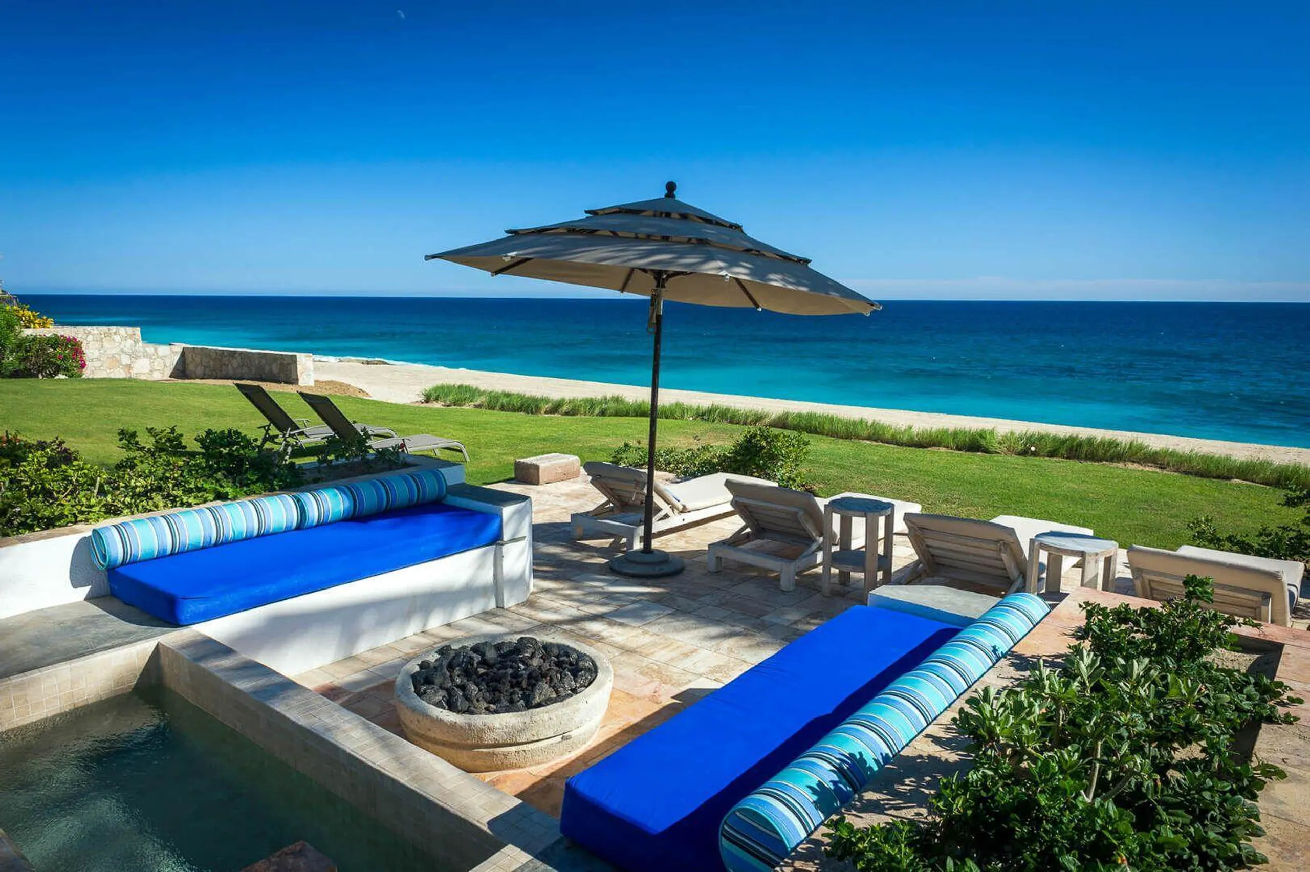 Colonial Style Architectural  Estate with Infinity Pool, Hot Tub and Lush Ocean Views — photograph 2