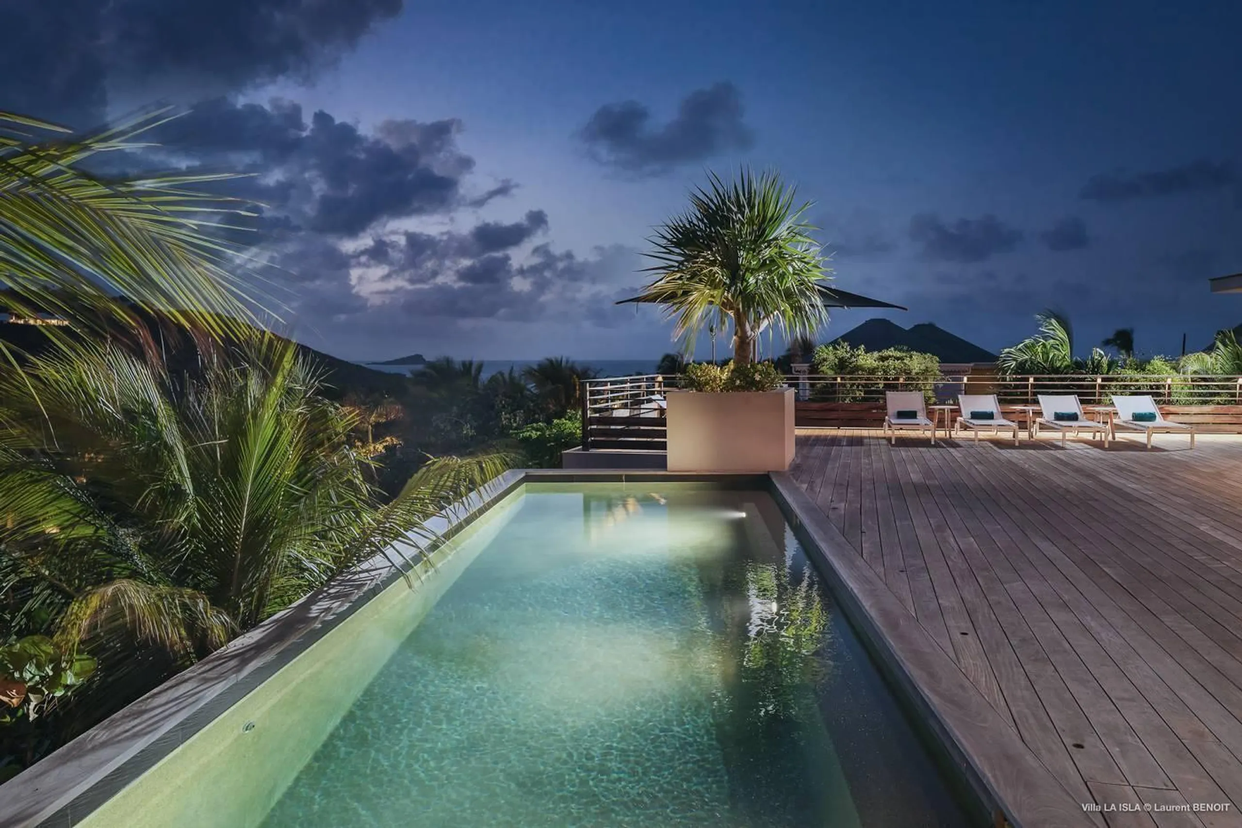 Majestic Luxury Villa with Private Pool and Garden Lounge — photograph 8