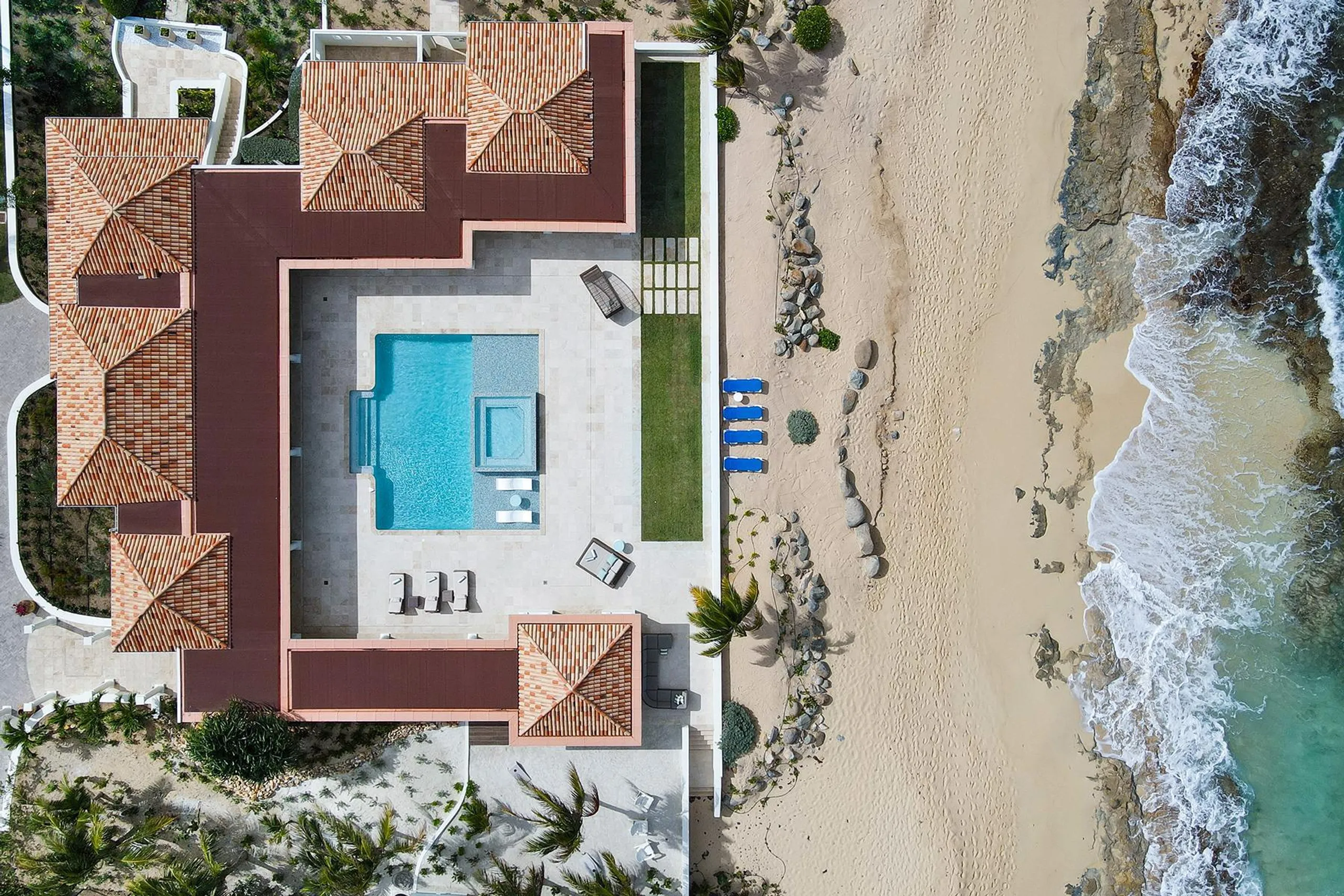 Inspiring Baie Rouge Luxury Villa with Private Pool on a Pristine Beach — photograph 3