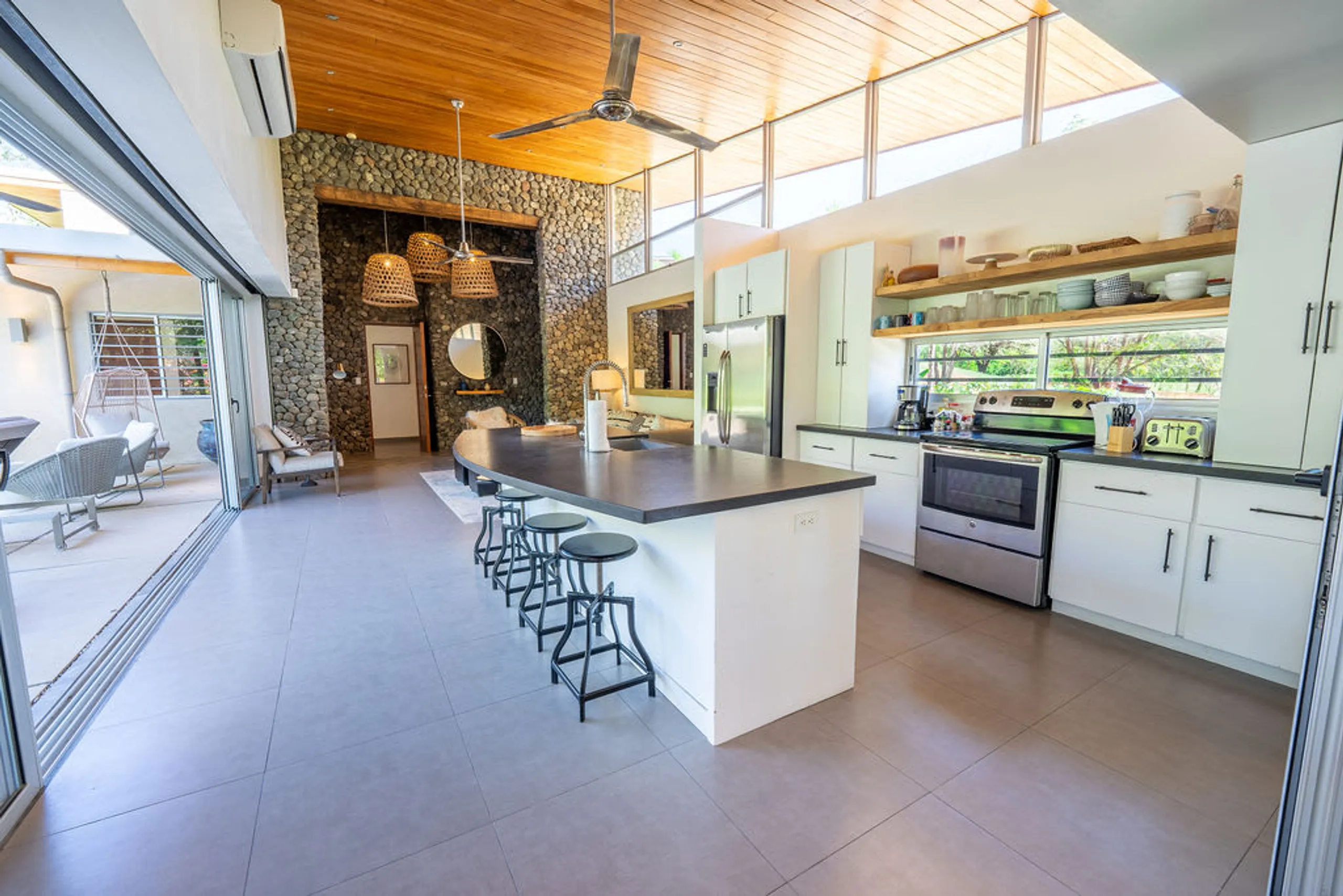 Exquisite Modern Villa with Private Pool, Steps from the Beach — photograph 9