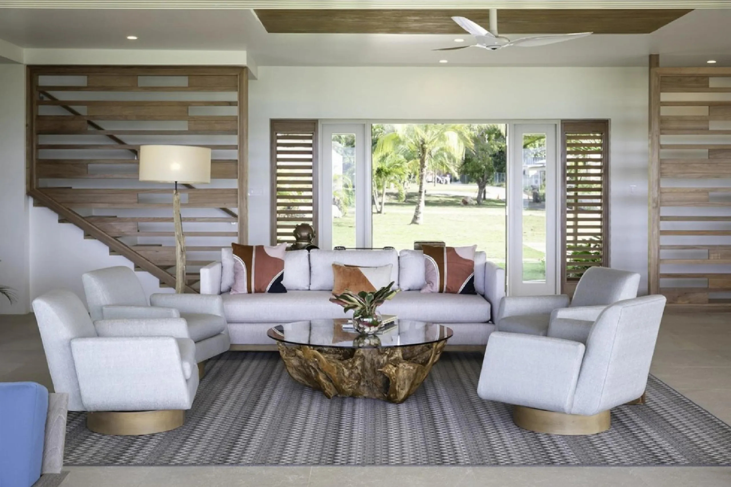 Contemporary Beachfront Villa with Secluded White Sand Beach — photograph 11