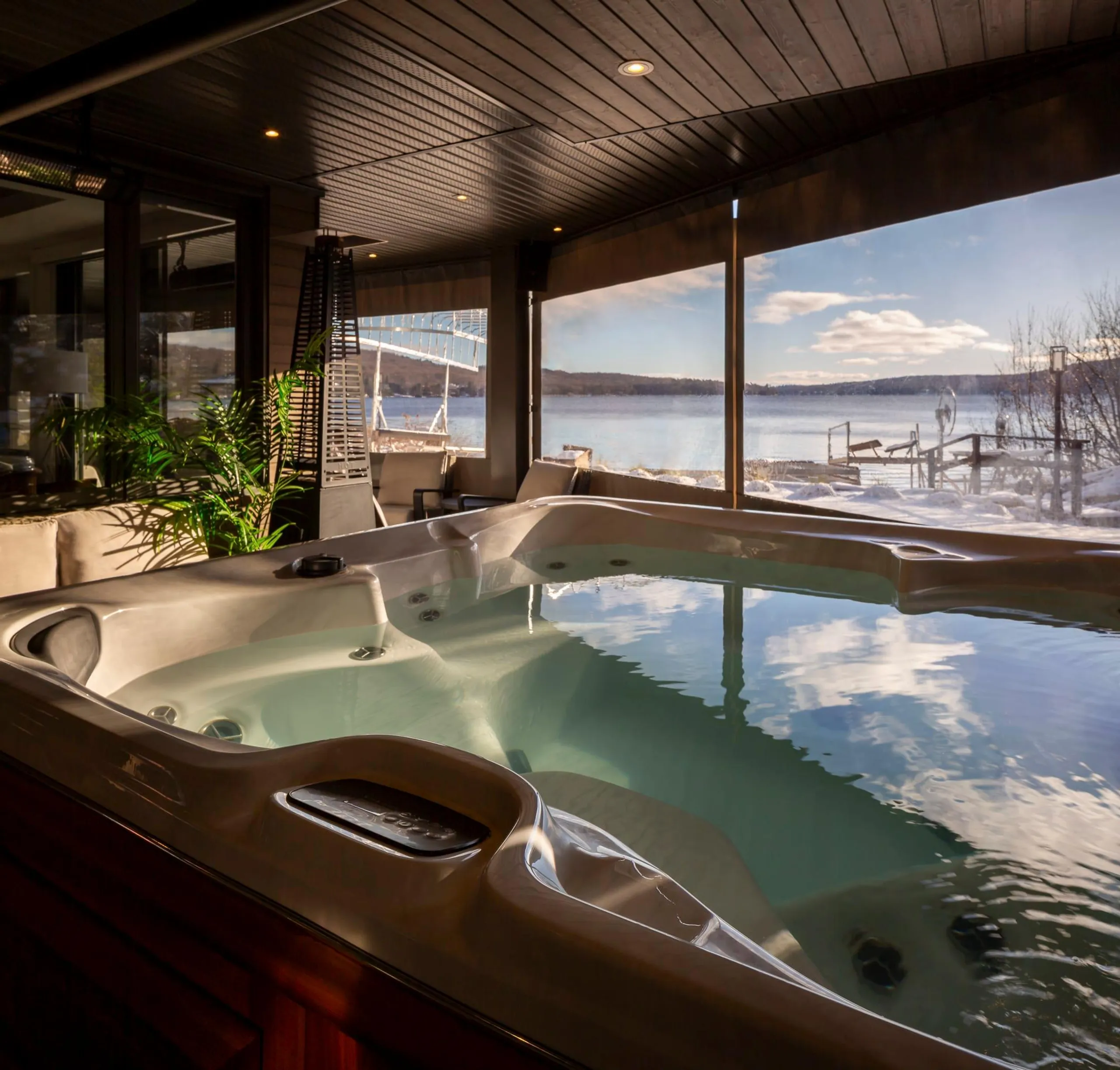 Lakeside Luxury Retreat With Spectacular Views — photograph 3