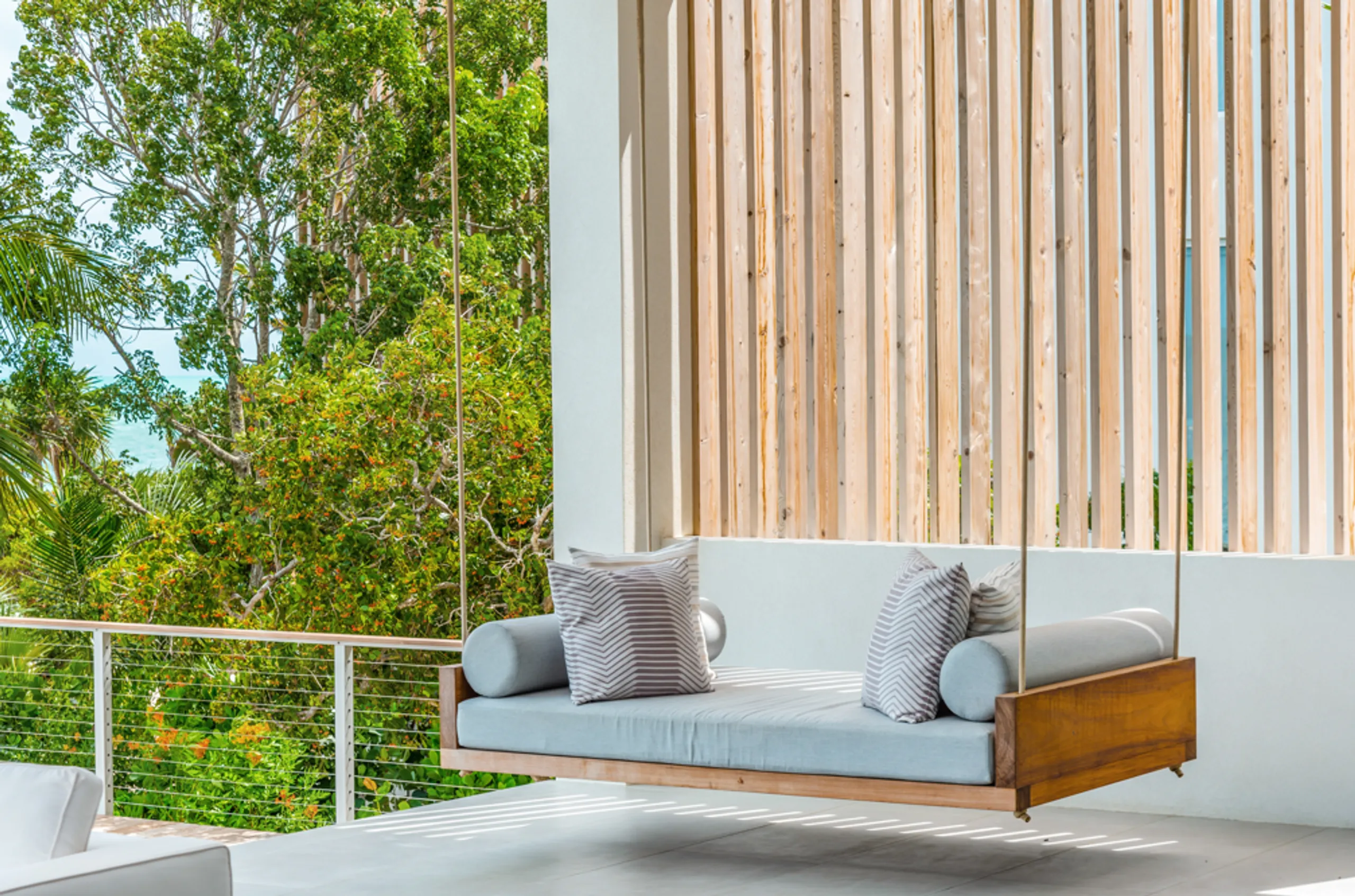 Ultra Modern Contemporary Luxury Beachfront Villa with Infinity Pool and Ocean Views — photograph 6