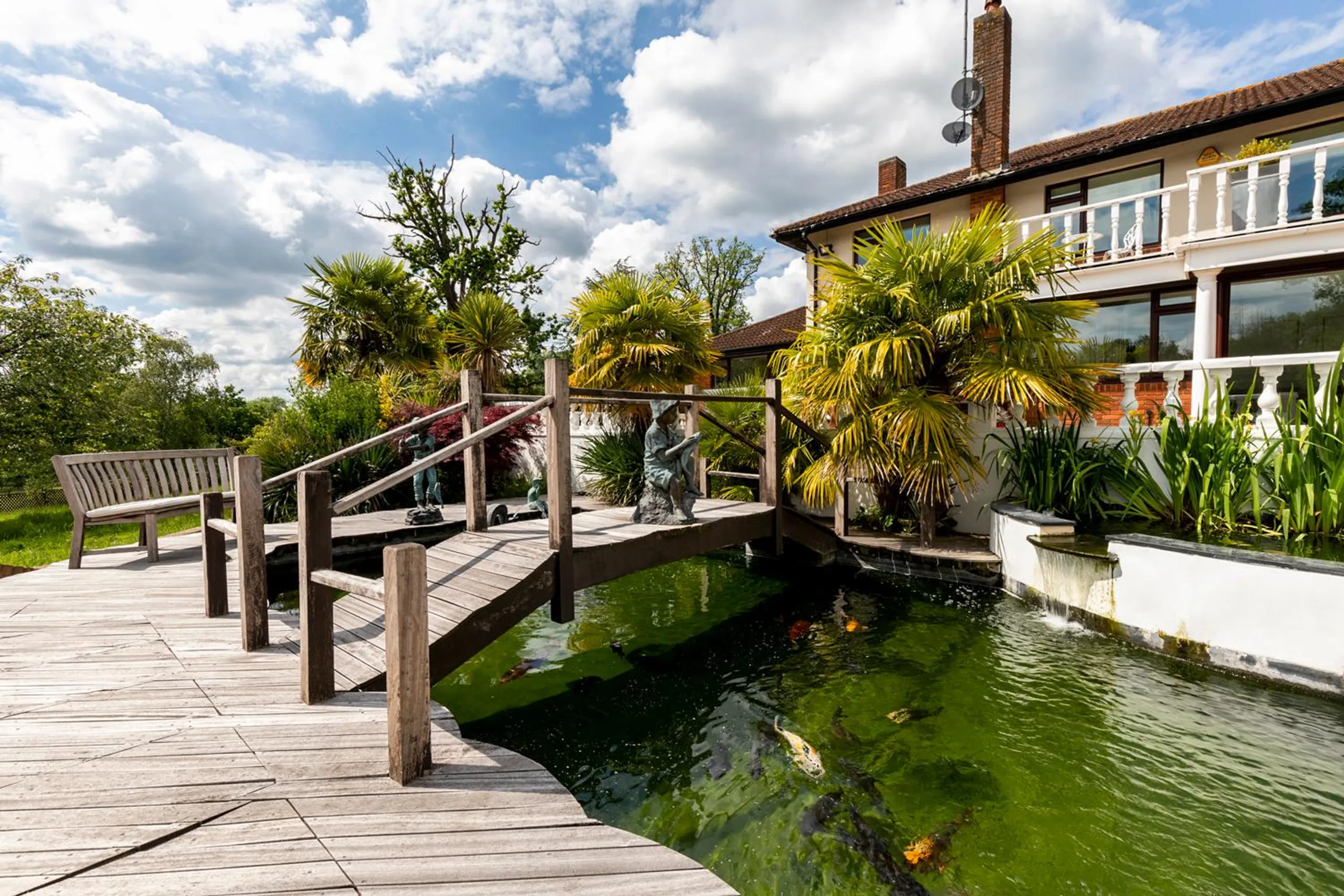 Captivating 10-Acre Estate with Private Pool, Patio and Summerhouse — photograph 2