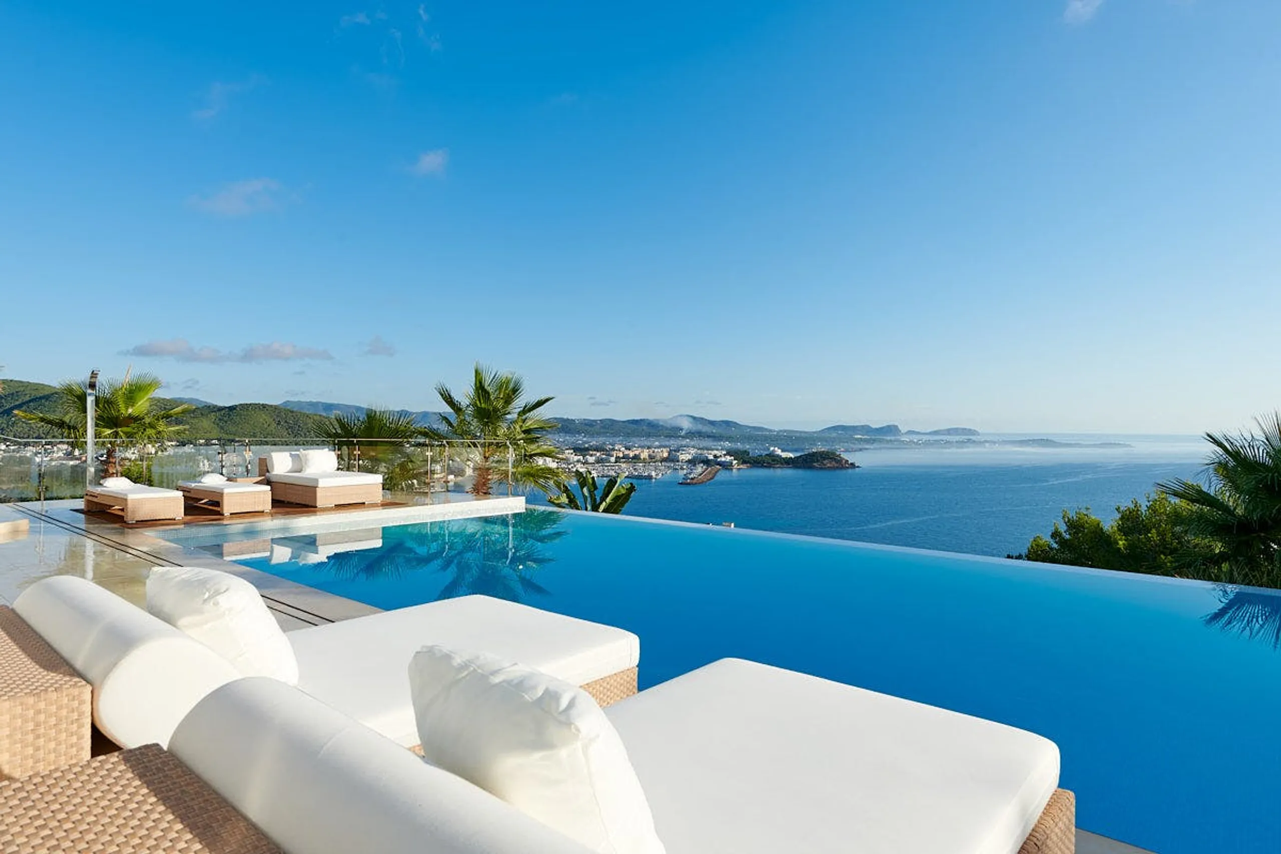 Exquisite Oceanview Villa in Ibiza with Infinity Pool and Jacuzzi — photograph 3
