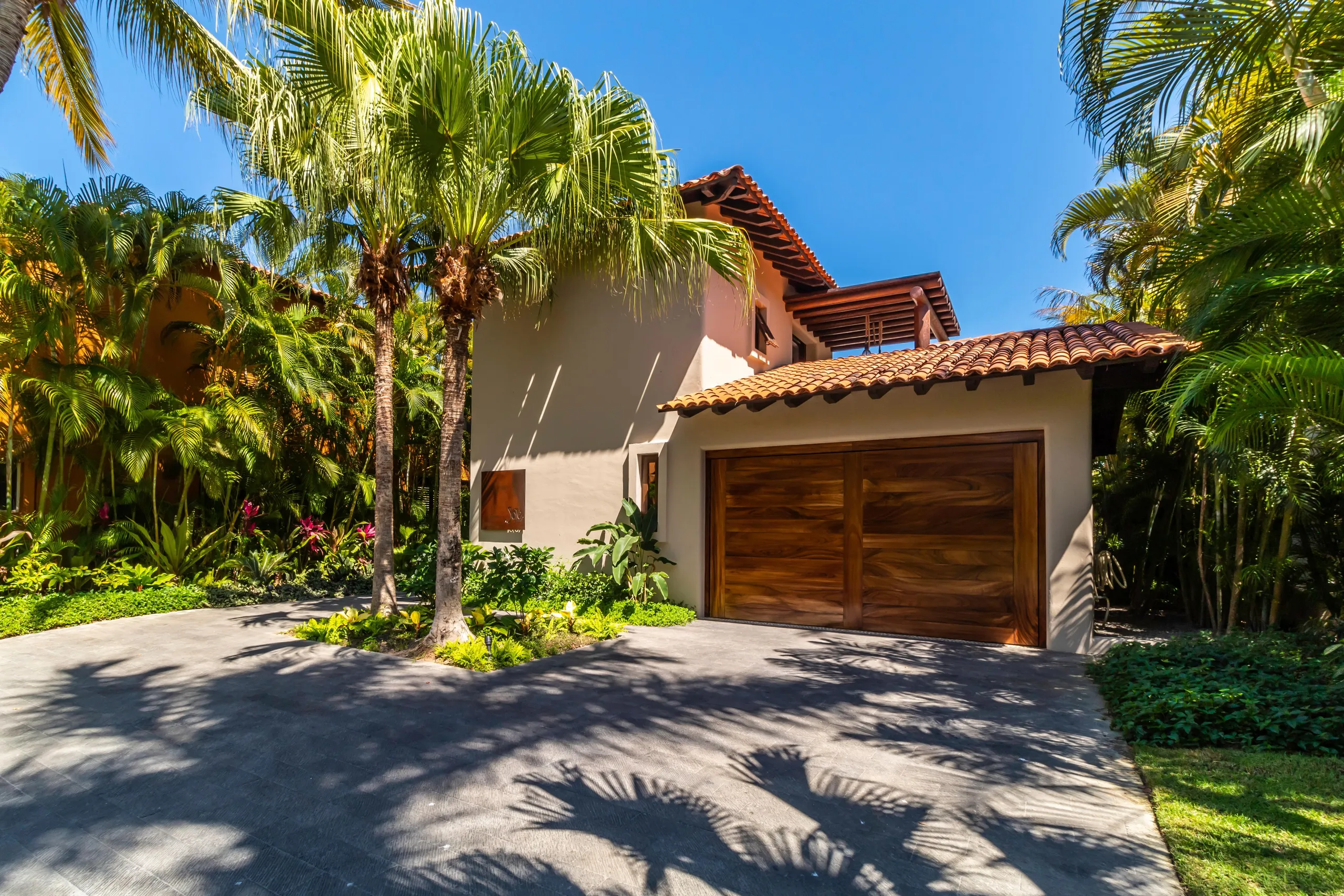 El Encanto Spanish Oasis with Infinity Pool and Ocean Views — photograph 8