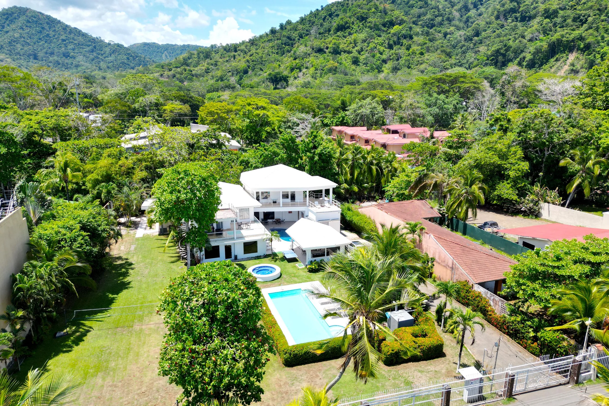 Ultimate Beachfront Luxury 14-Bedroom Estate in Jaco Beach with 2 Private Pools — photograph 6