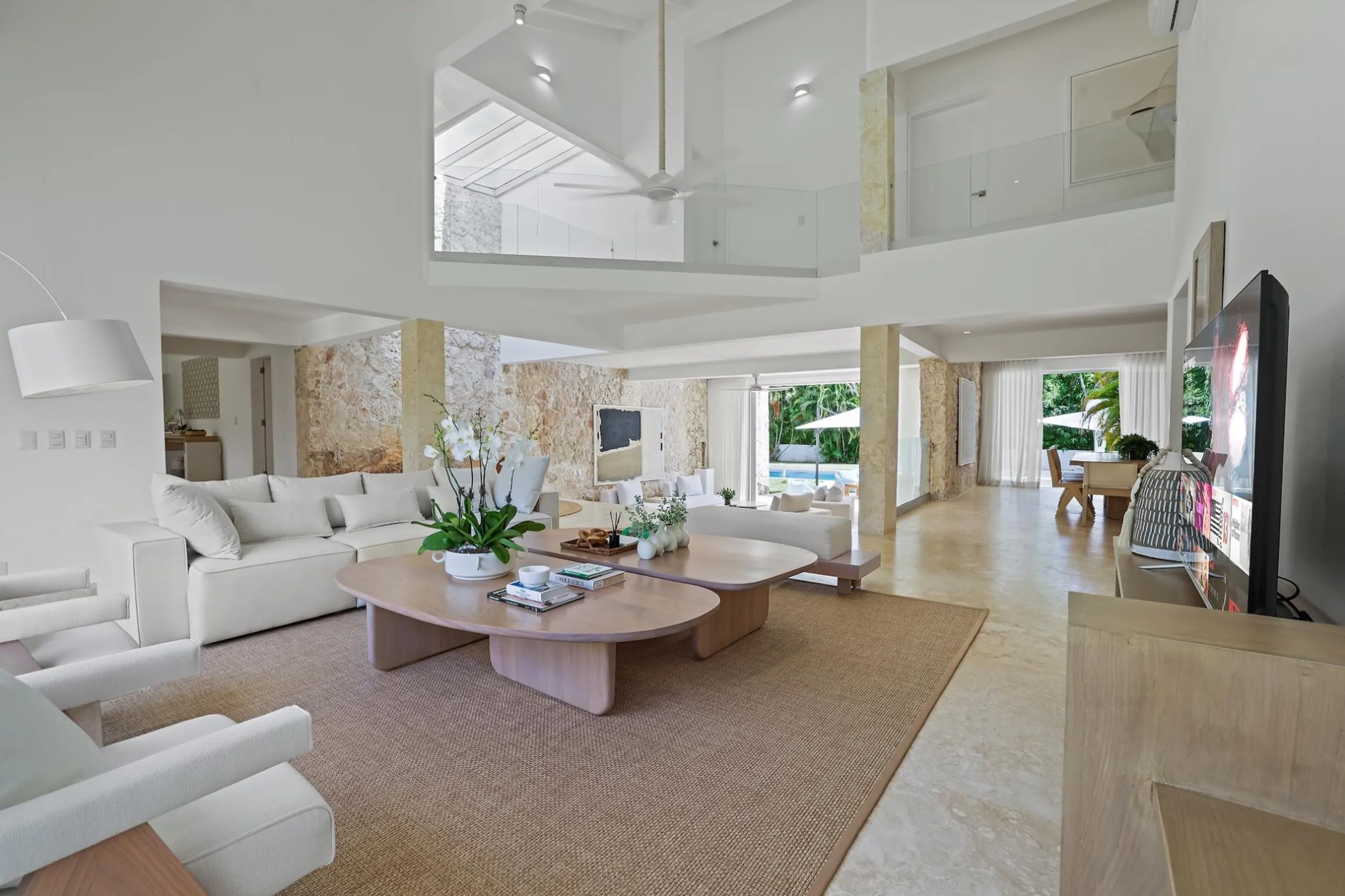 Stylish Poolside Villa with Infinity Pool, Hot Tub & Chic Interiors — photograph 11