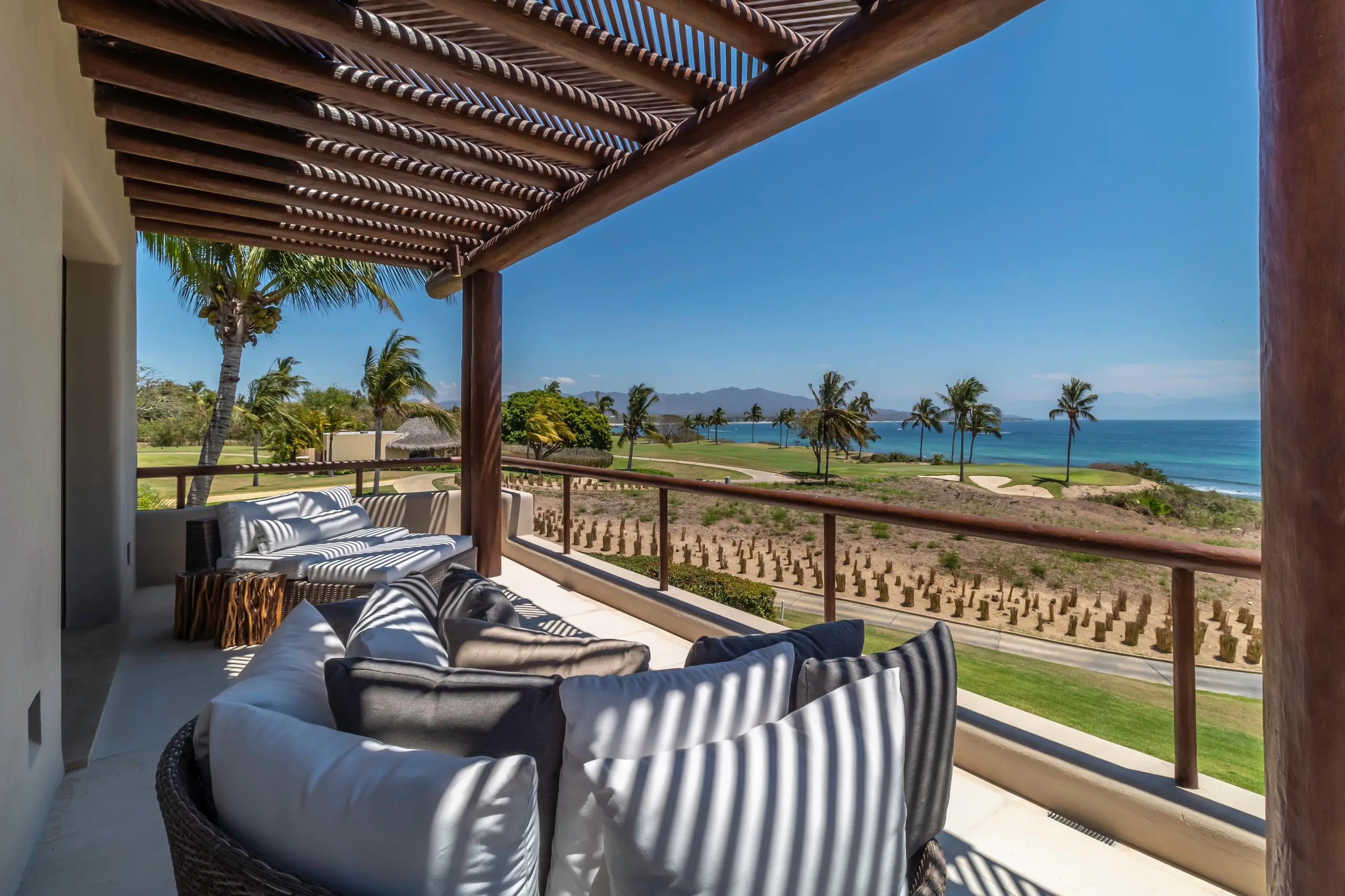 El Encanto Spanish Oasis with Infinity Pool and Ocean Views — photograph 5