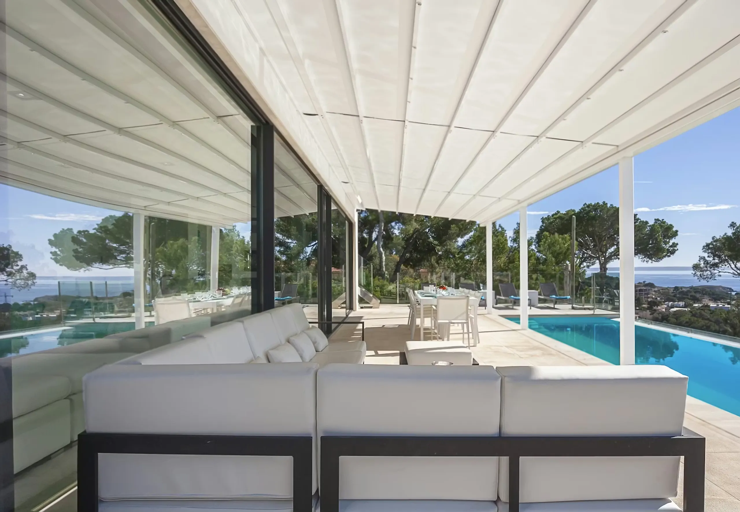 Gleaming Coastal Escape with Infinity Pool and Endless Views — photograph 5