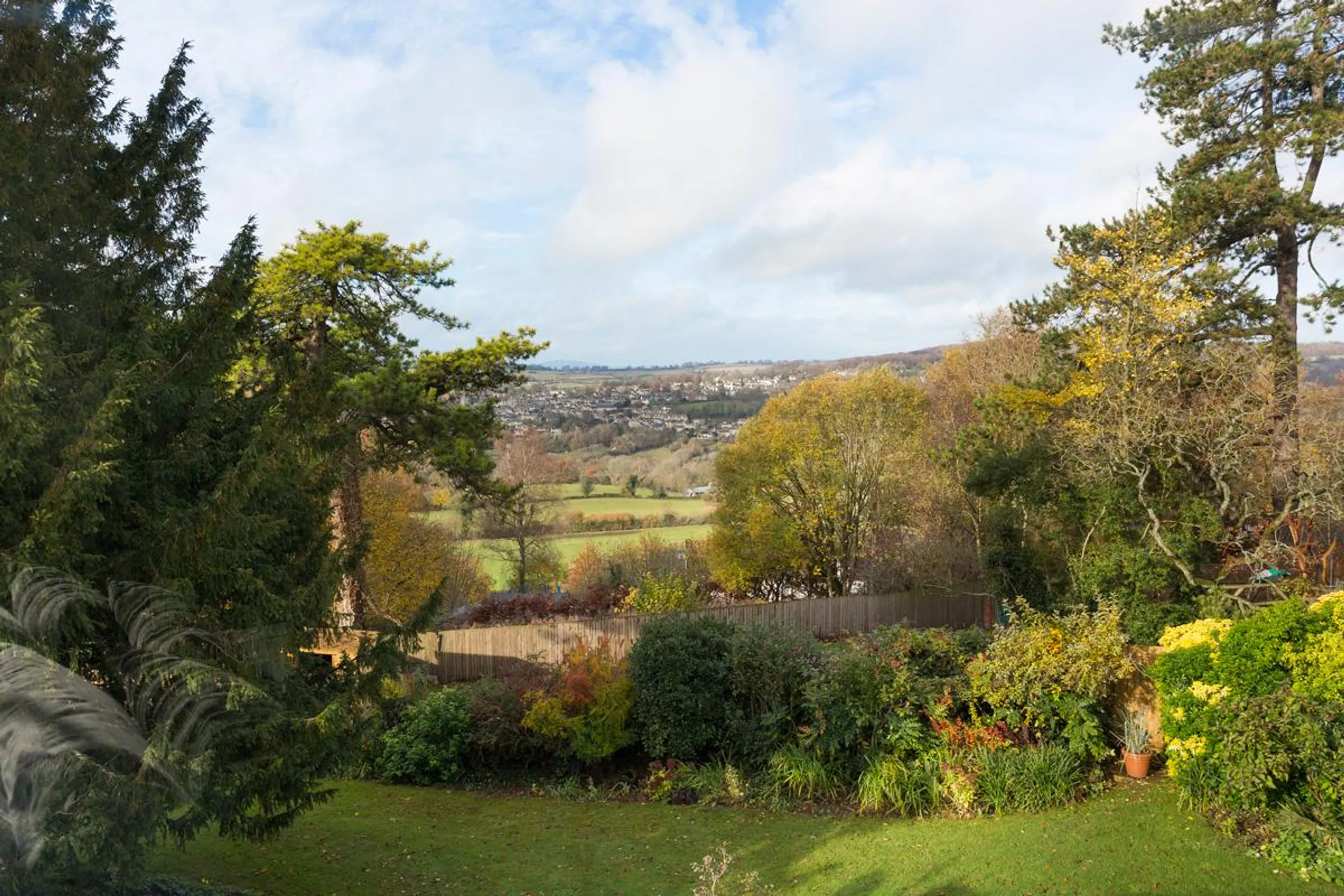 Indulgent  Villa with Private Pool and Overlooking Painswick Hillside — photograph 3