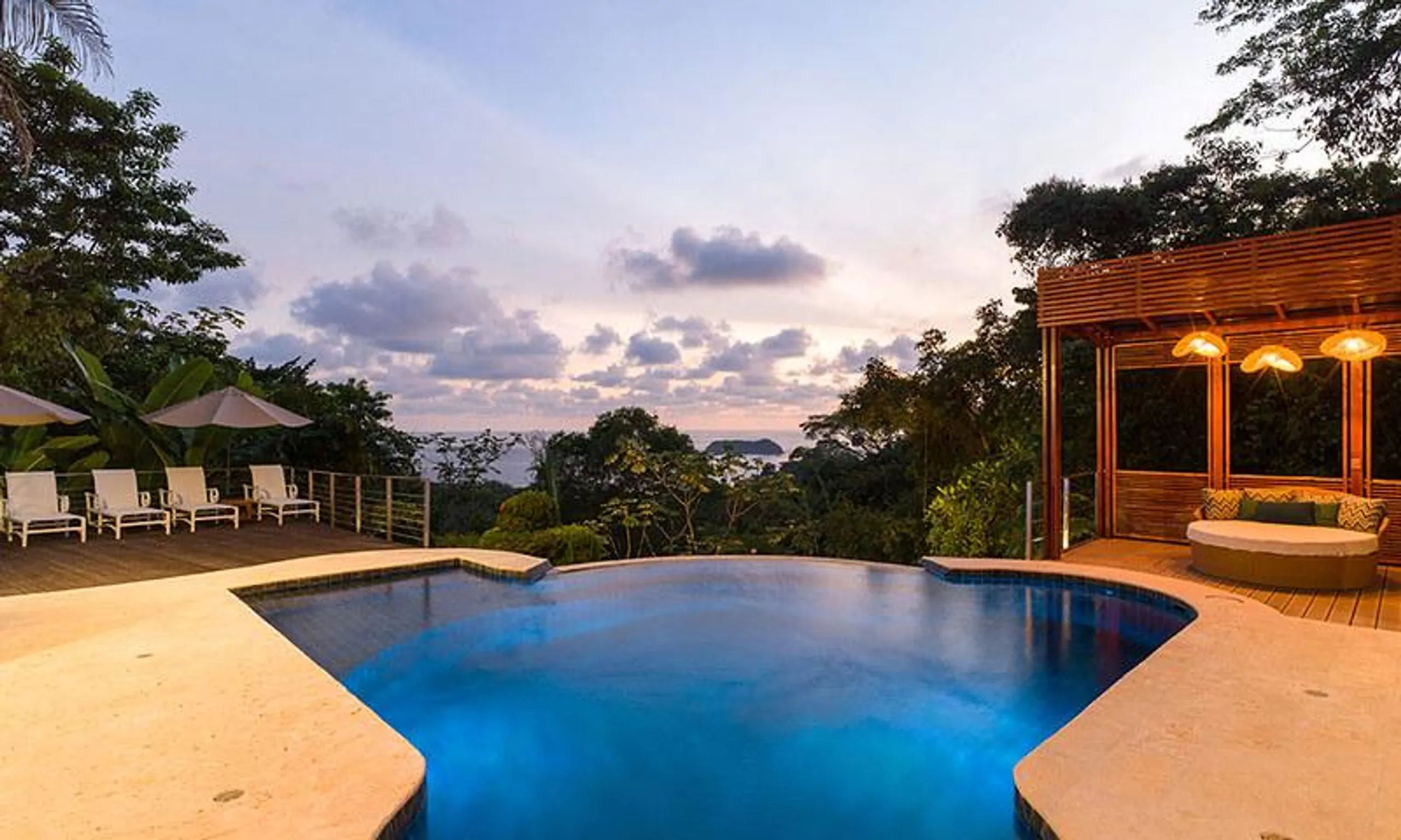 Luxurious Seven-Bedroom Villa in Manuel Antonio with Private Pool and Rainforest Surroundings — photograph 3