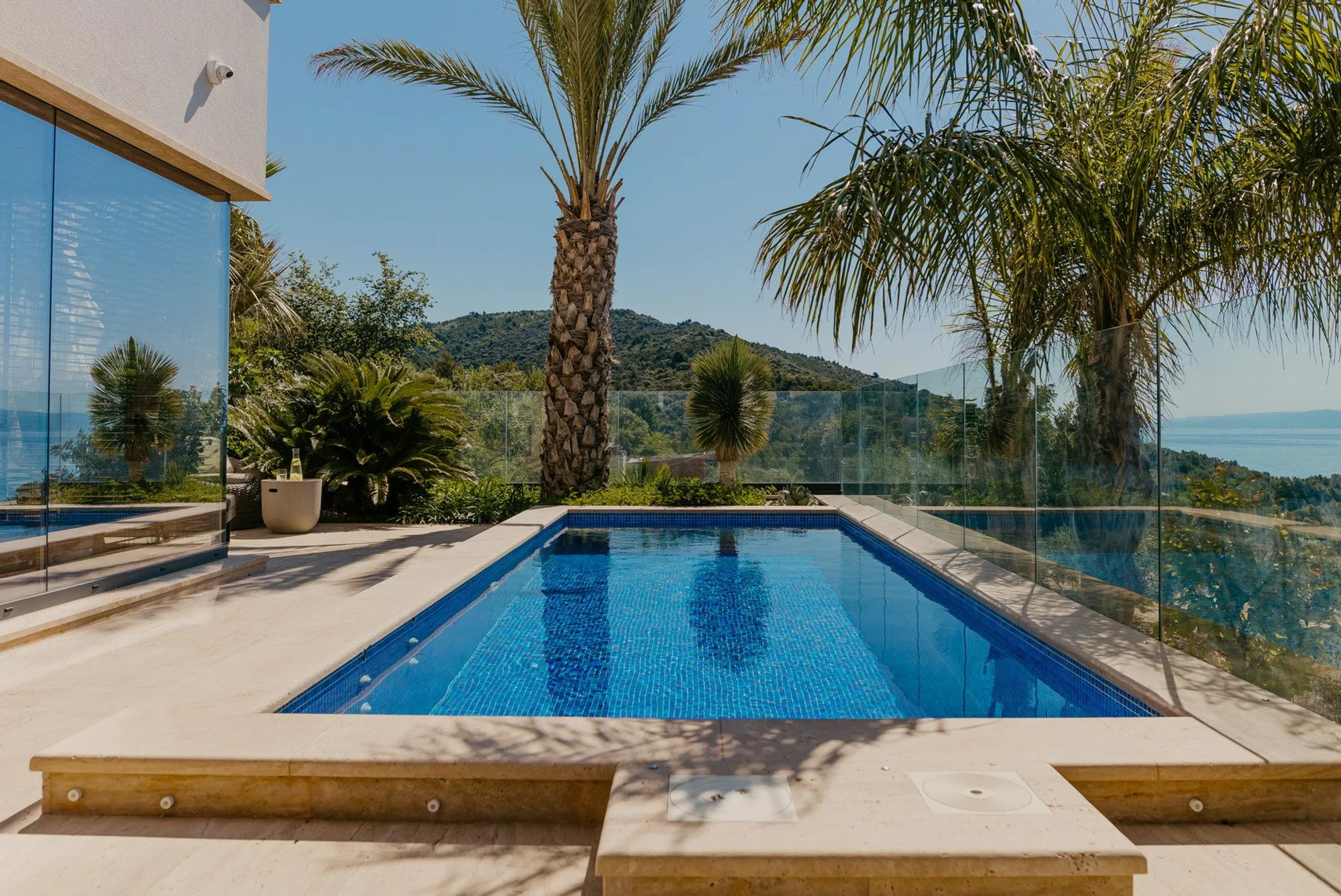 Exquisite Villa with Private Pool, Sauna, Jacuzzi and Enchanting Sea Views — photograph 11