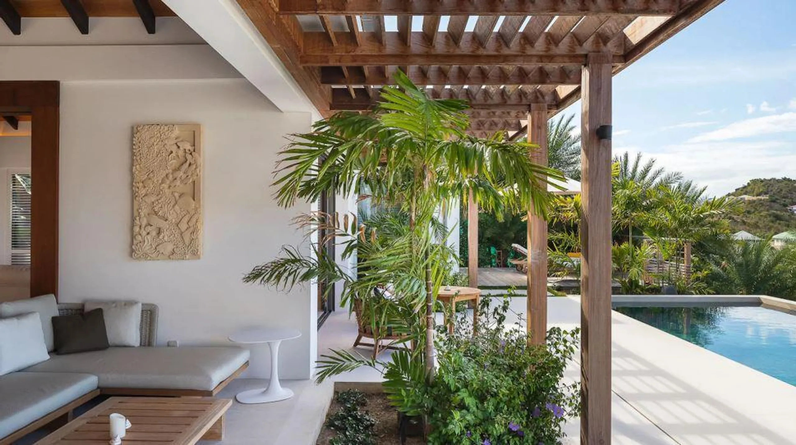 Elegant Oasis Villa with Gorgeous Pool and Stunning Views — photograph 11