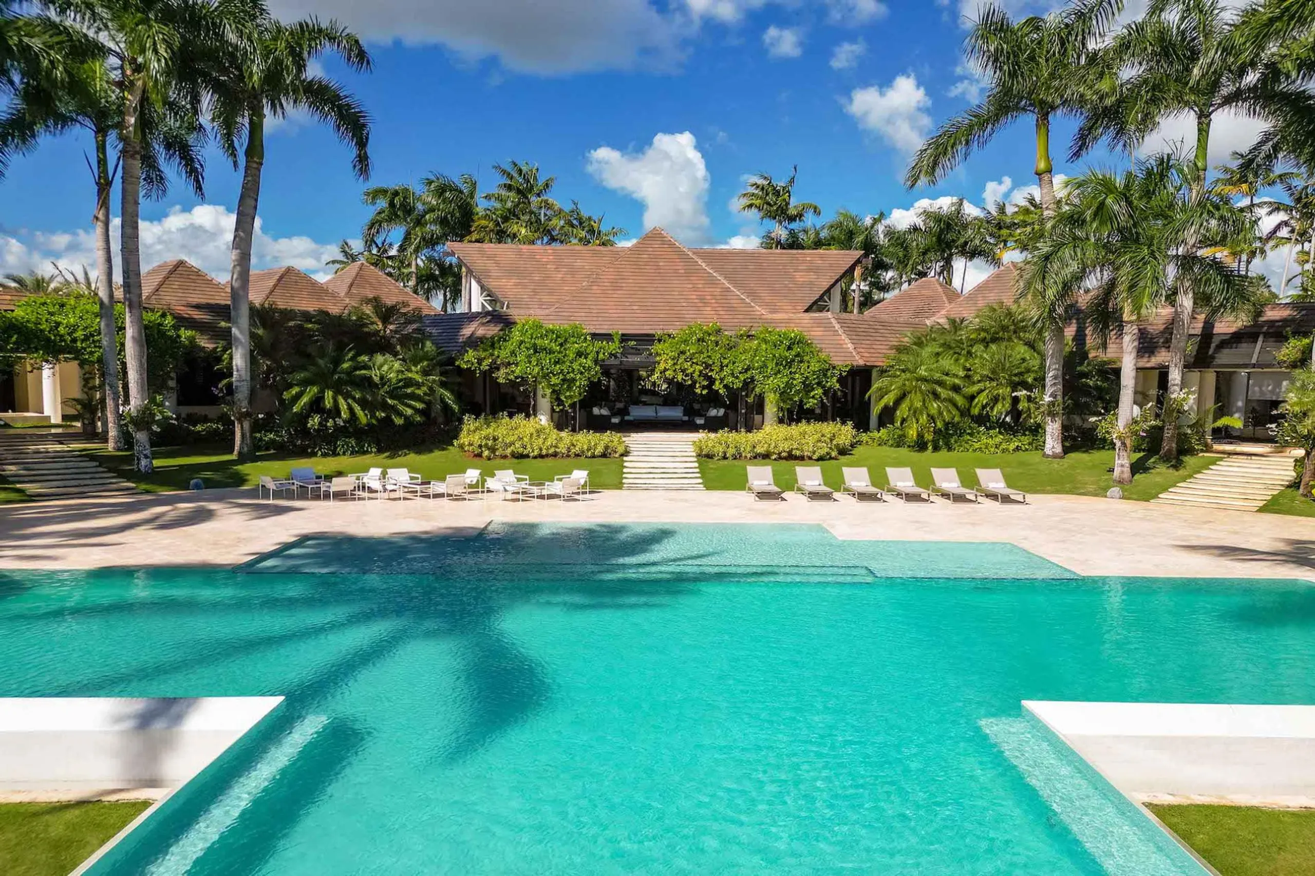 Exquisite 10BR Retreat with Caribbean Sea and Dye Fore Golf Course Views — photograph 2