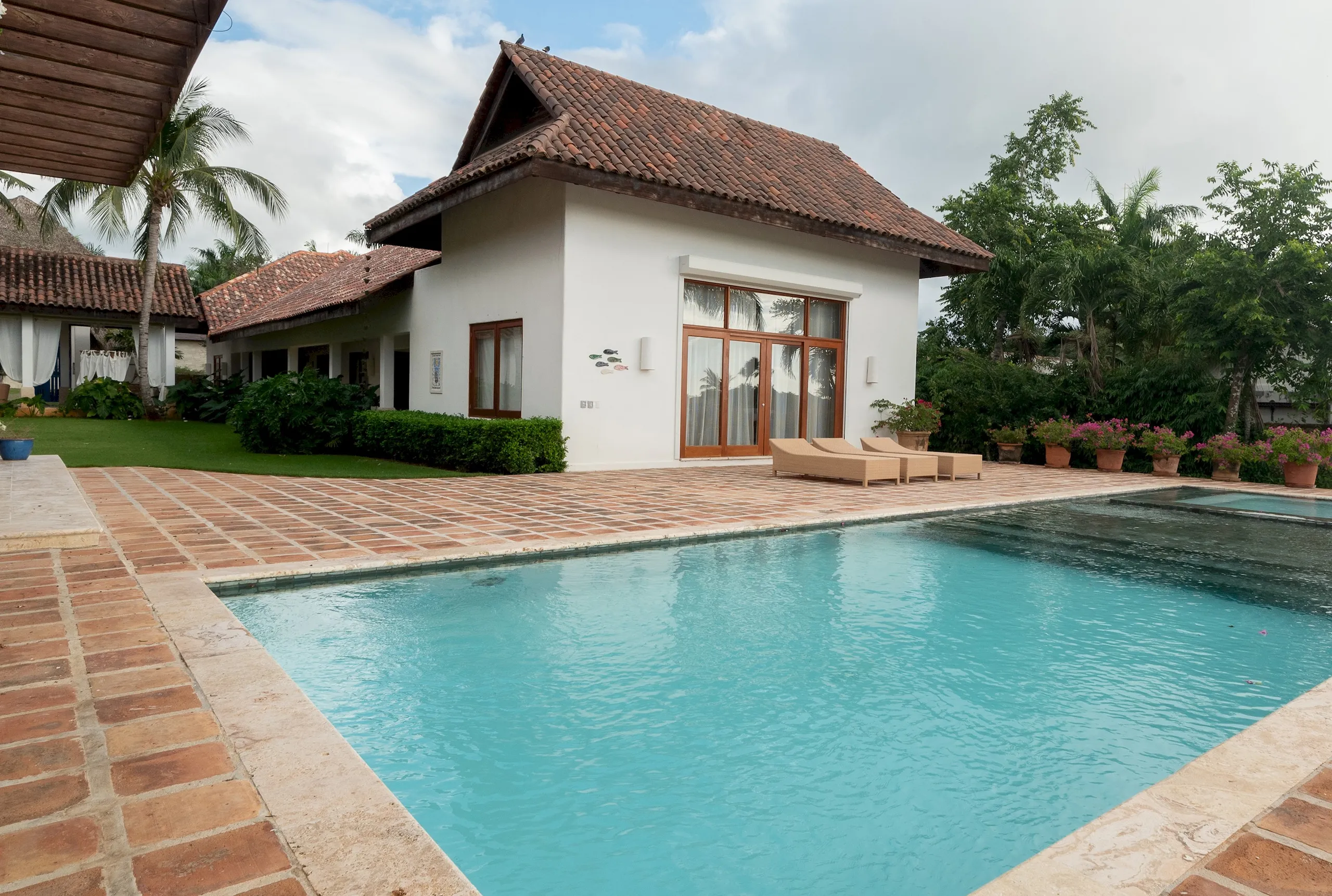 Exquisite Tropical Villa with Invigorating Pool — photograph 3