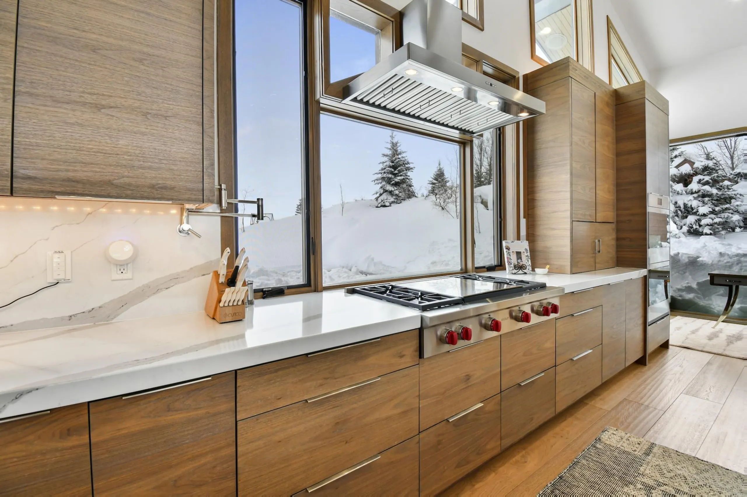Contemporary Deer Crest Ski In-Ski Out Chalet with Heated Pool and Hot Tub — photograph 12