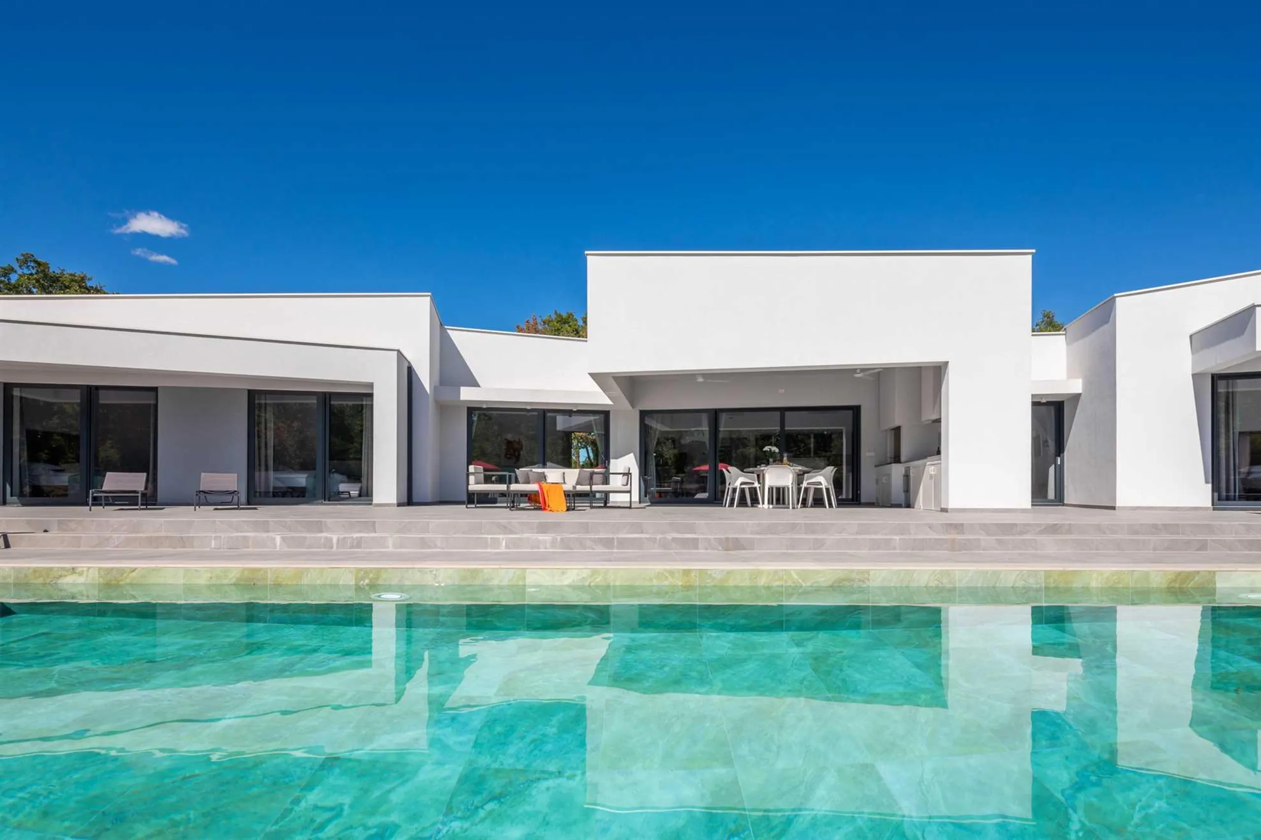 Exceptional Villa Hideaway with Pool and Lush Surroundings — photograph 4