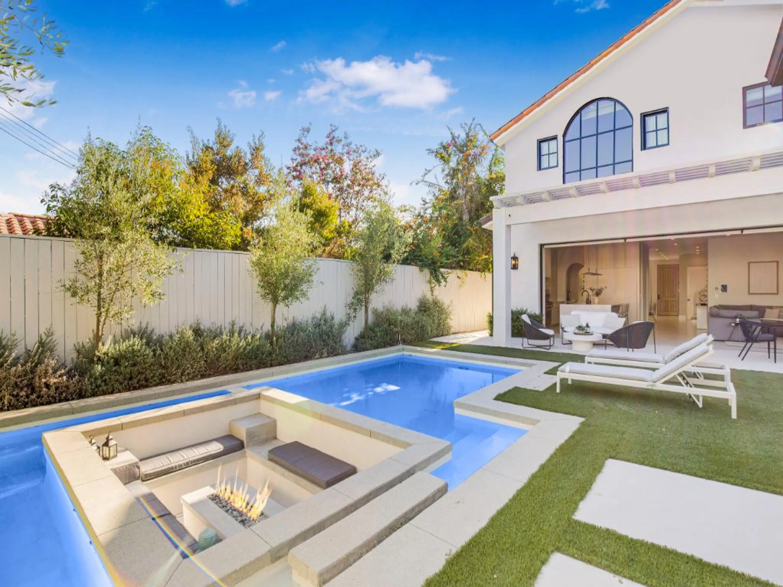 Stunning 5-Bedroom Mediterranean-Style Villa with Pool in Prime LA Location — photograph 2