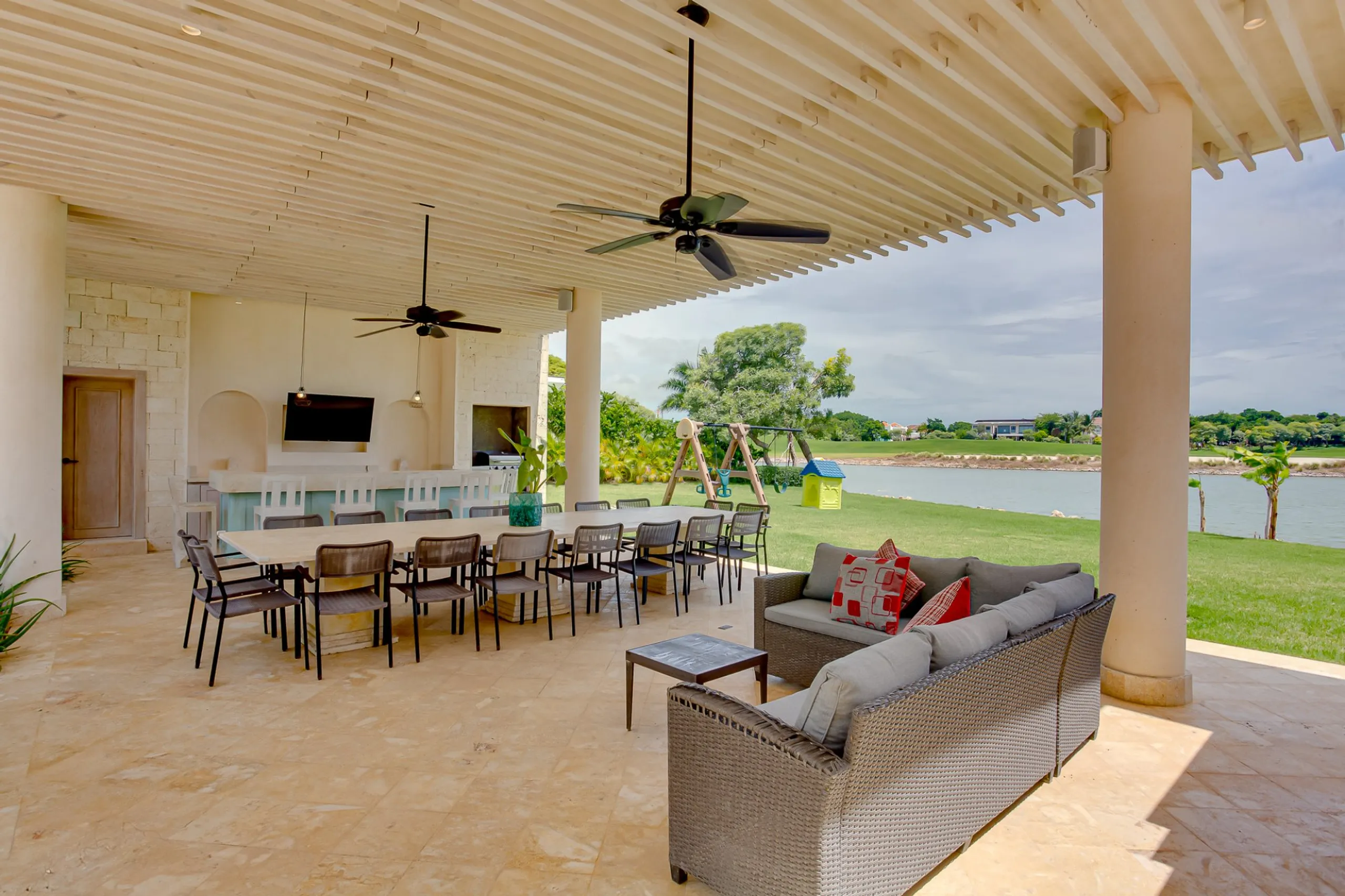 Sophisticated Punta Cana Villa with Private Pool, Modern Designs and Lake Views — photograph 10