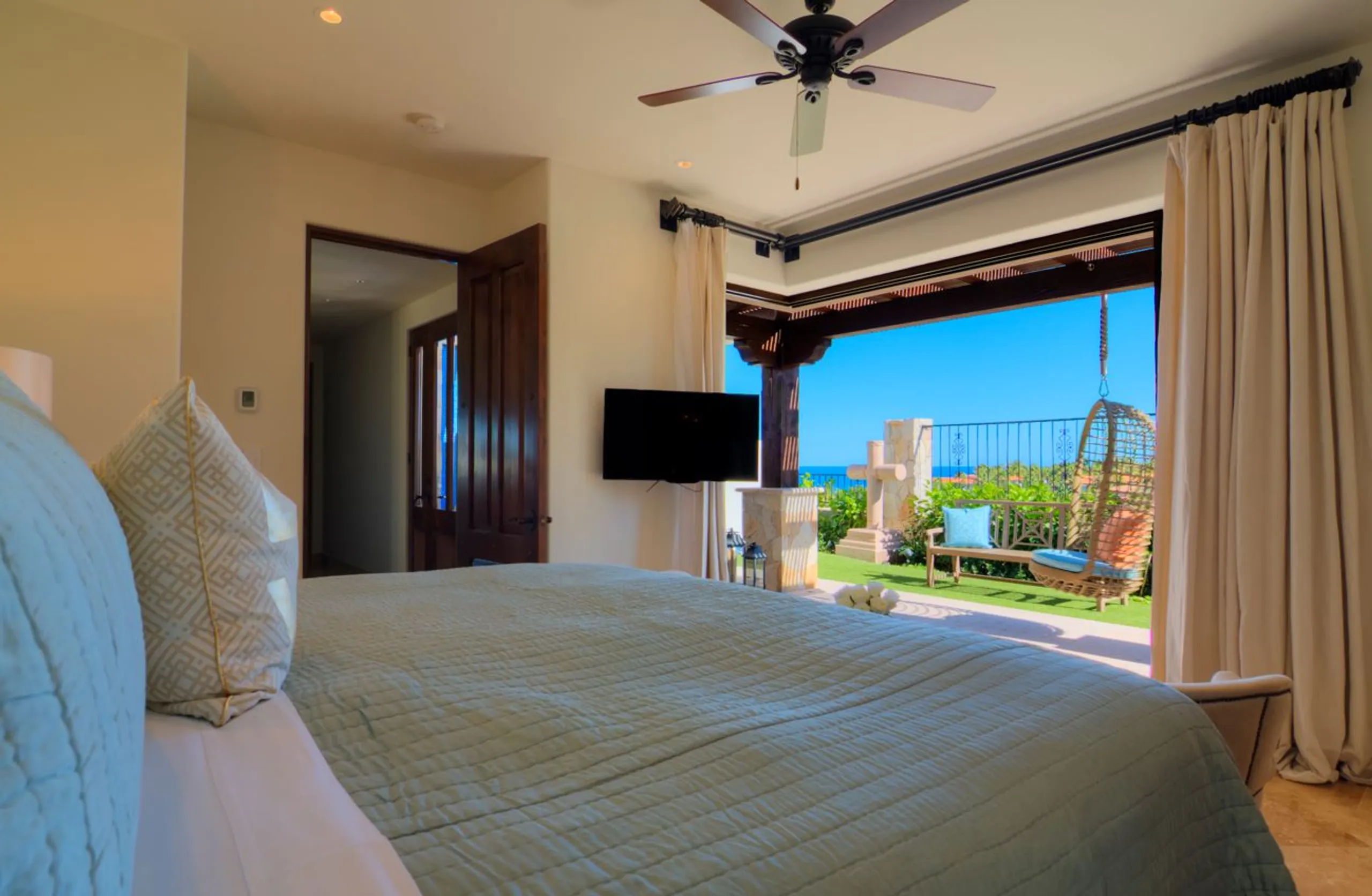 Splendid Contemporary Los Cabos Villa with Private Pool Overlooking Sea Views — photograph 12