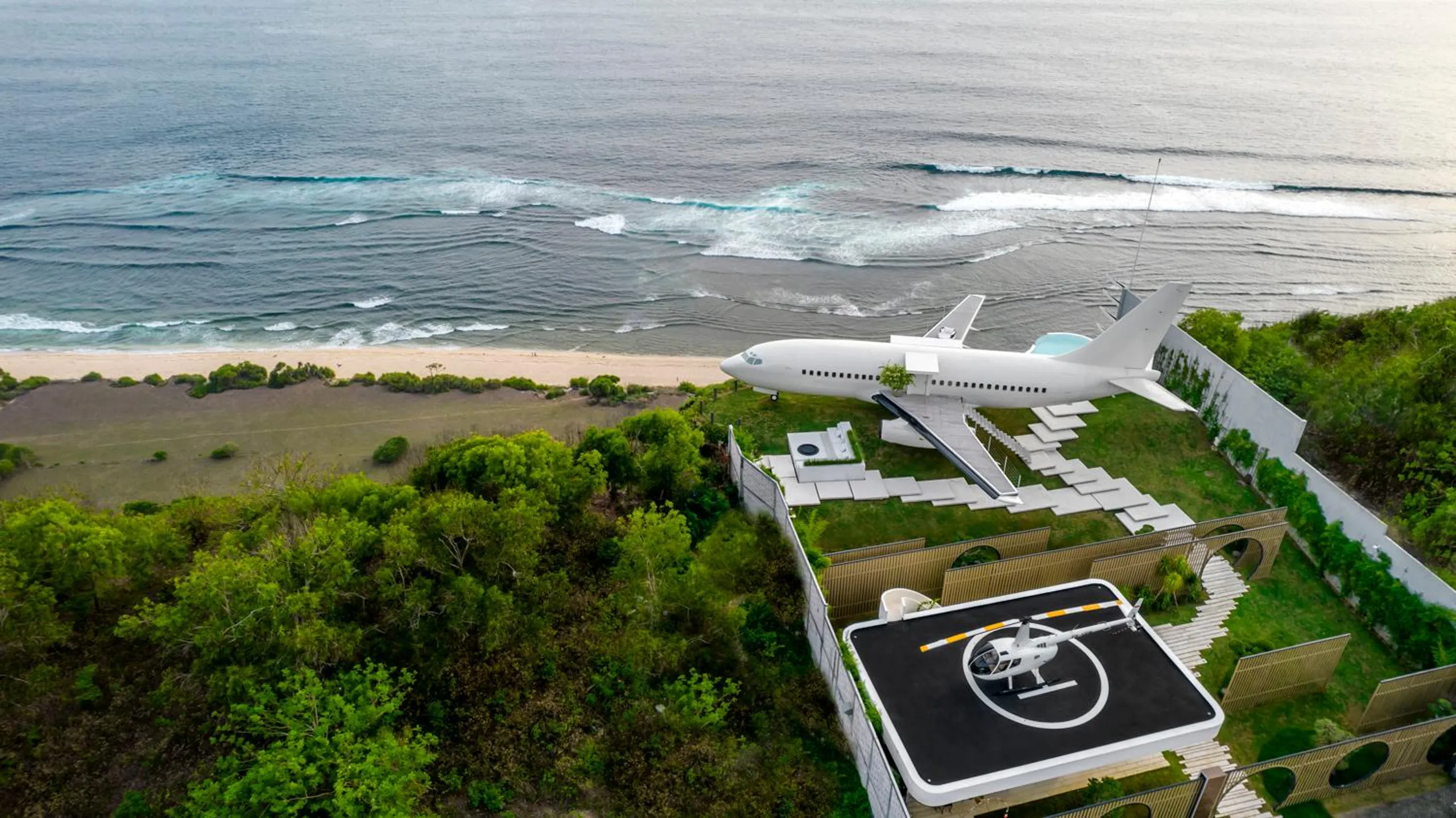 World's First Luxury Villa on Bali's Cliff with Private Infinity Pool, Sky-high Views and Ocean Views — photograph 4
