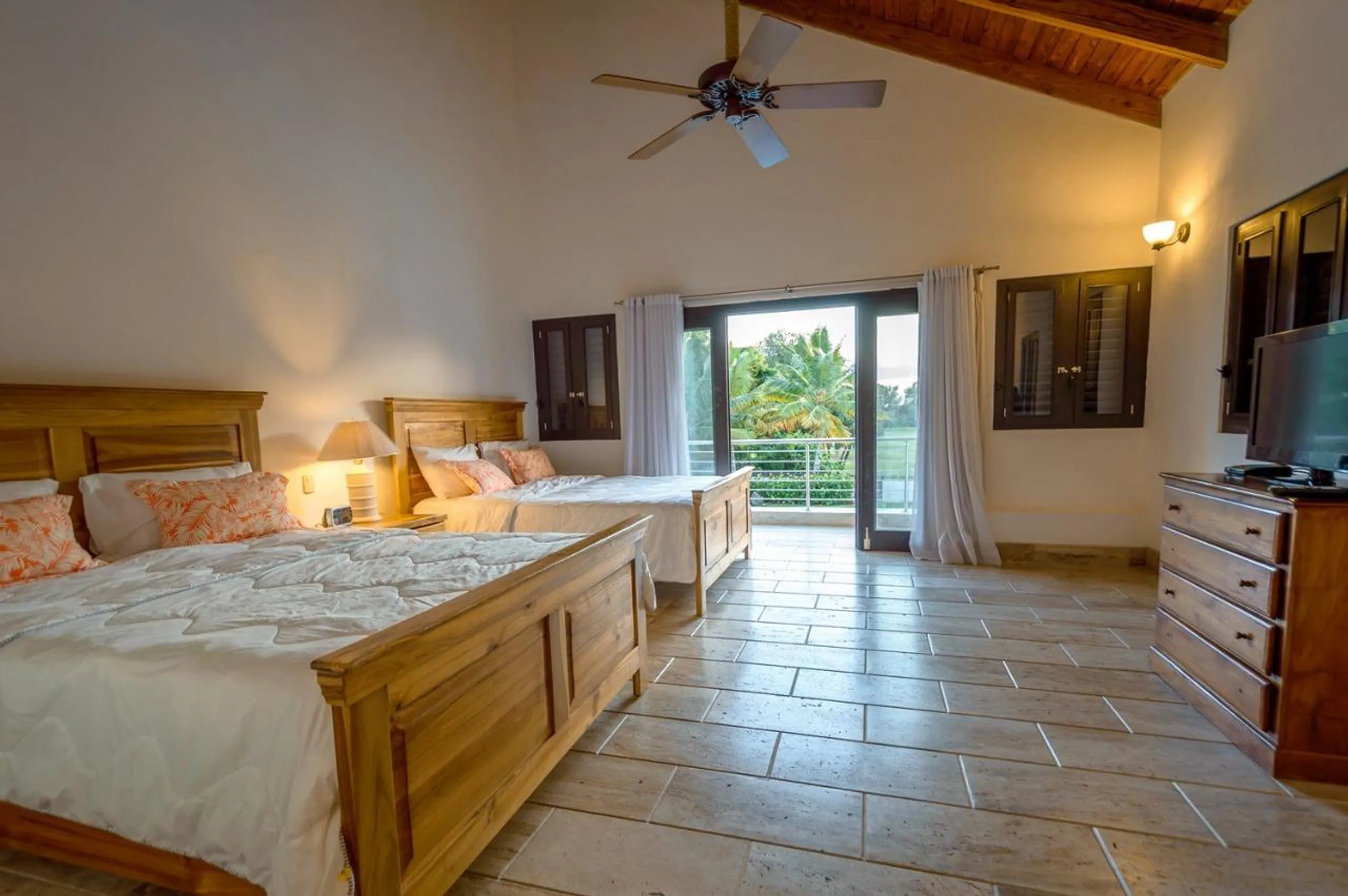 Elegant and Lush Estate with Private Pool and Hot Tub — photograph 9